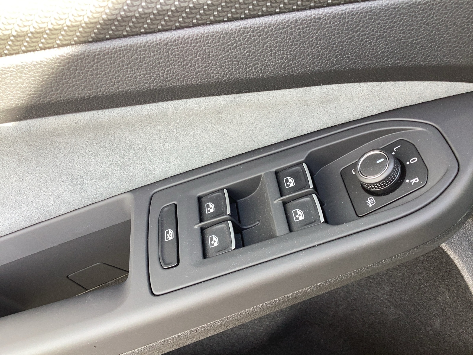 Fahrzeugabbildung Volkswagen Golf VIII R DSG 4M Black-Stye Matrix Akrapovic Harman Navi AID ACC RFK SHZ 19