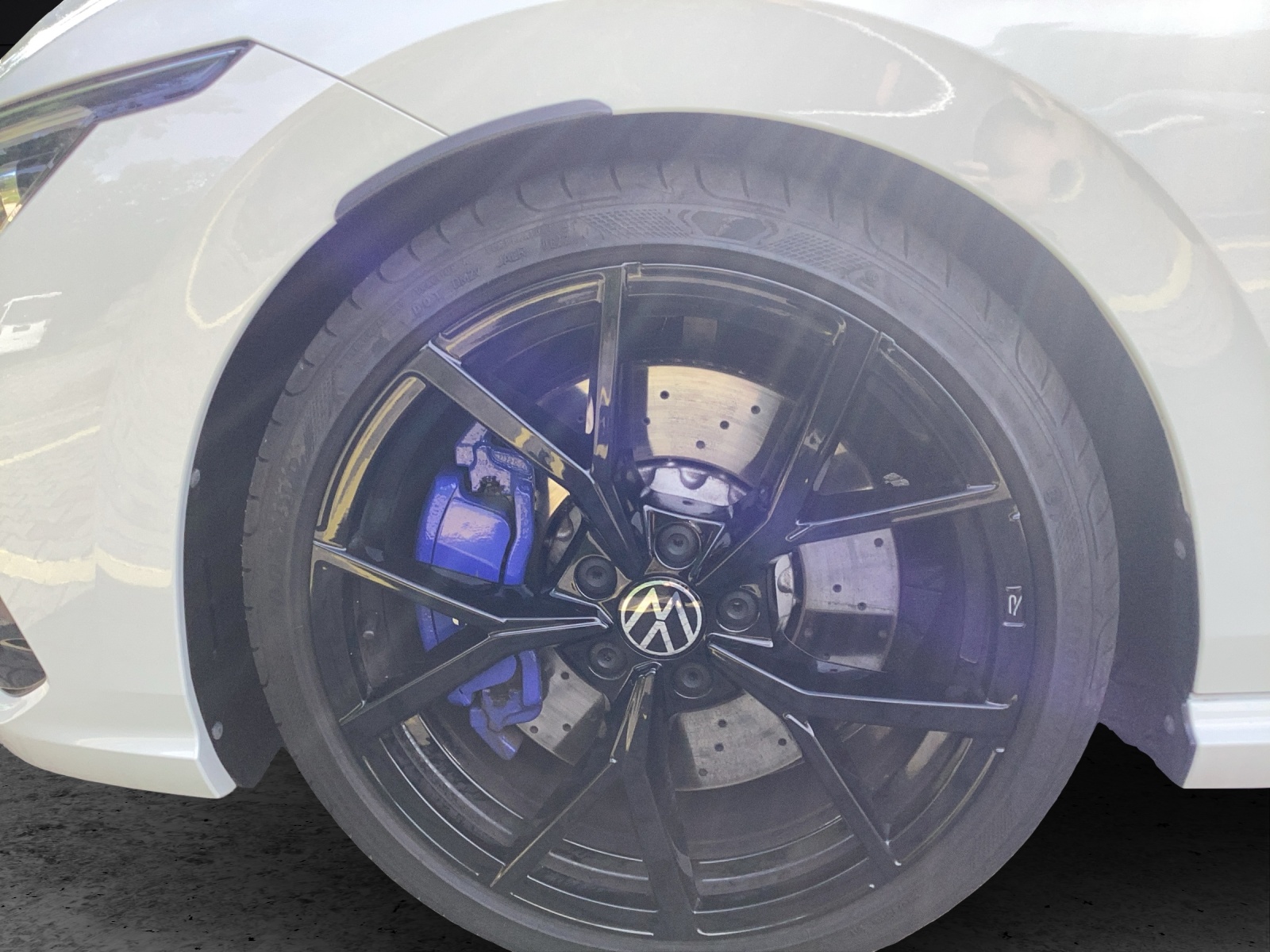 Fahrzeugabbildung Volkswagen Golf VIII R DSG 4M Black-Stye Matrix Akrapovic Harman Navi AID ACC RFK SHZ 19