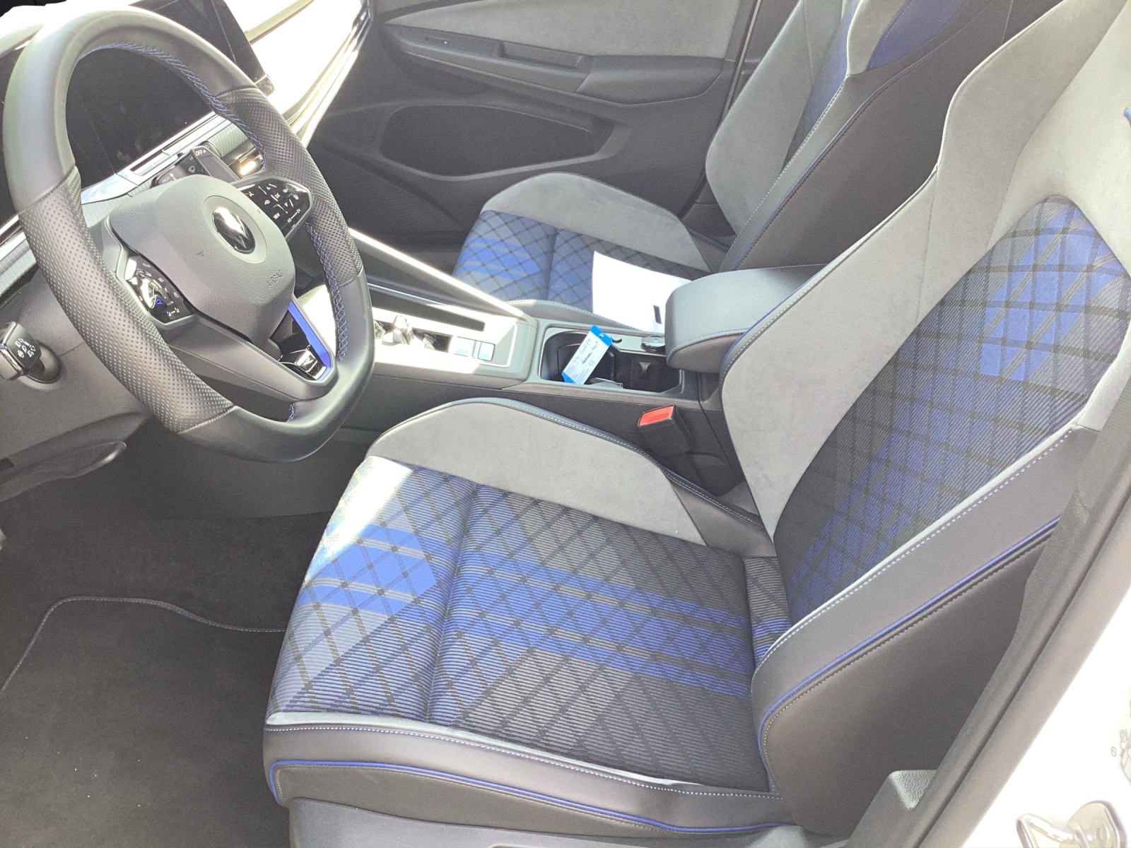 Fahrzeugabbildung Volkswagen Golf VIII R DSG 4M Black-Stye Matrix Akrapovic Harman Navi AID ACC RFK SHZ 19