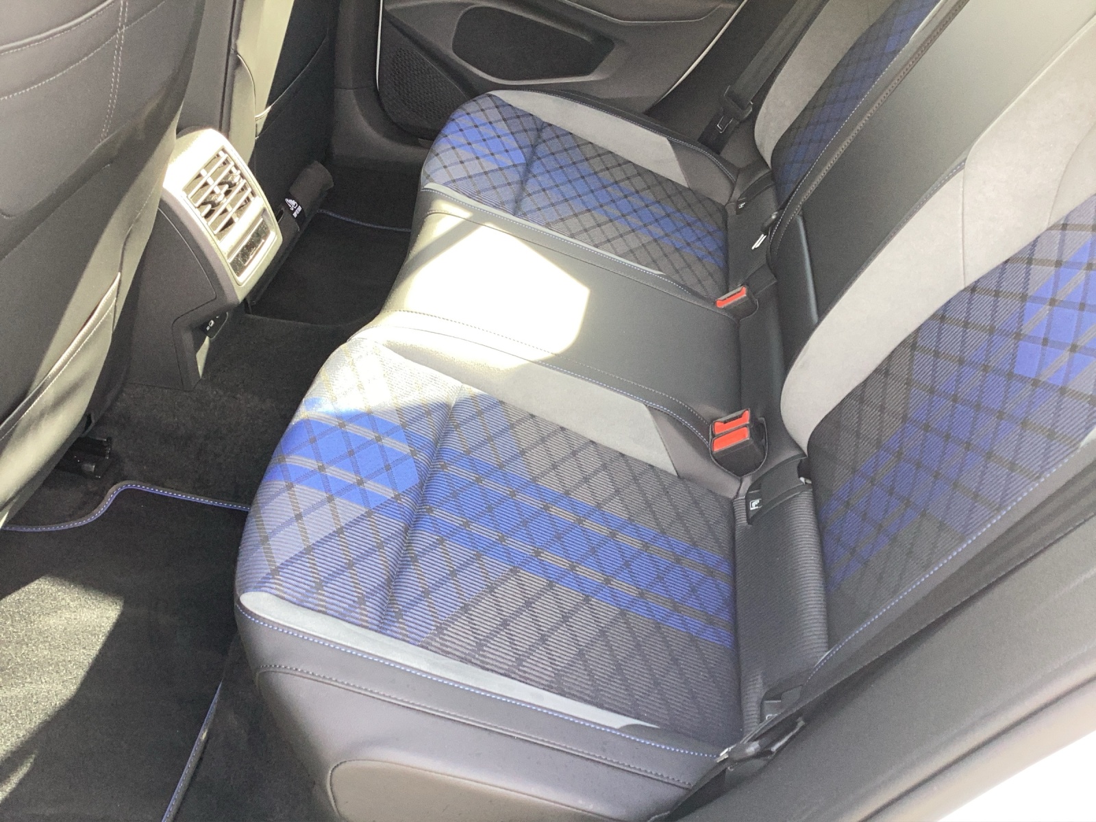 Fahrzeugabbildung Volkswagen Golf VIII R DSG 4M Black-Stye Matrix Akrapovic Harman Navi AID ACC RFK SHZ 19