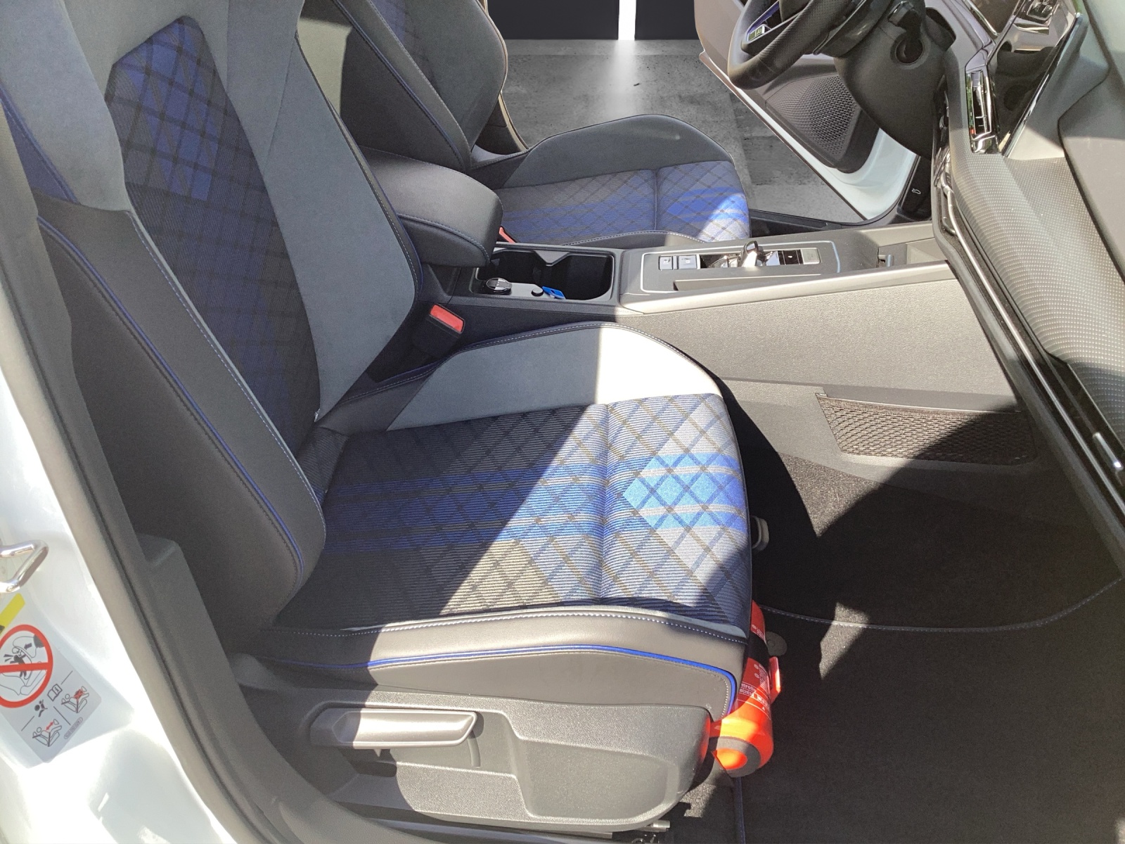 Fahrzeugabbildung Volkswagen Golf VIII R DSG 4M Black-Stye Matrix Akrapovic Harman Navi AID ACC RFK SHZ 19