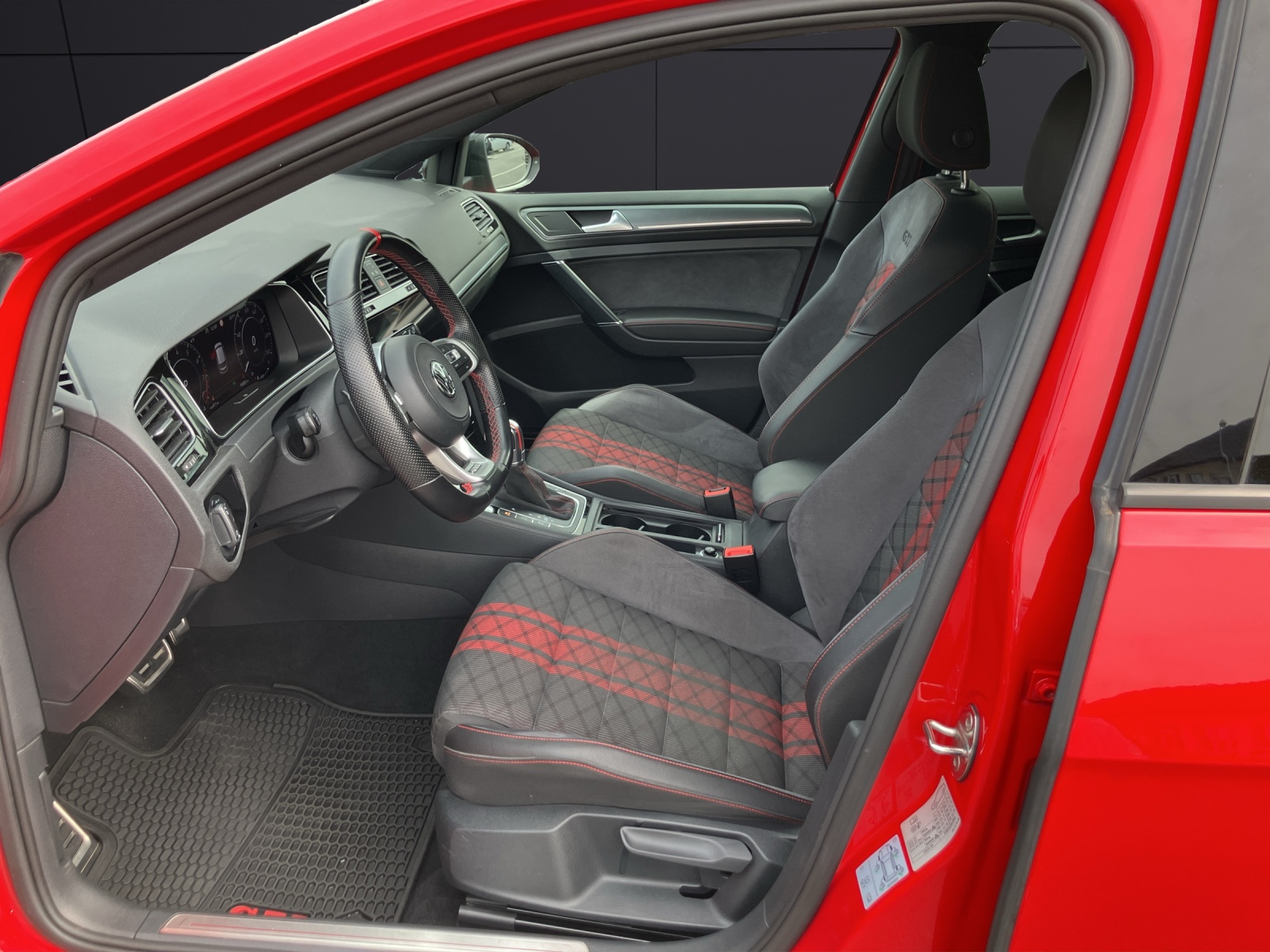 Fahrzeugabbildung Volkswagen Golf VII GTI TCR DSG LED Navi Pano AID ACC RFK