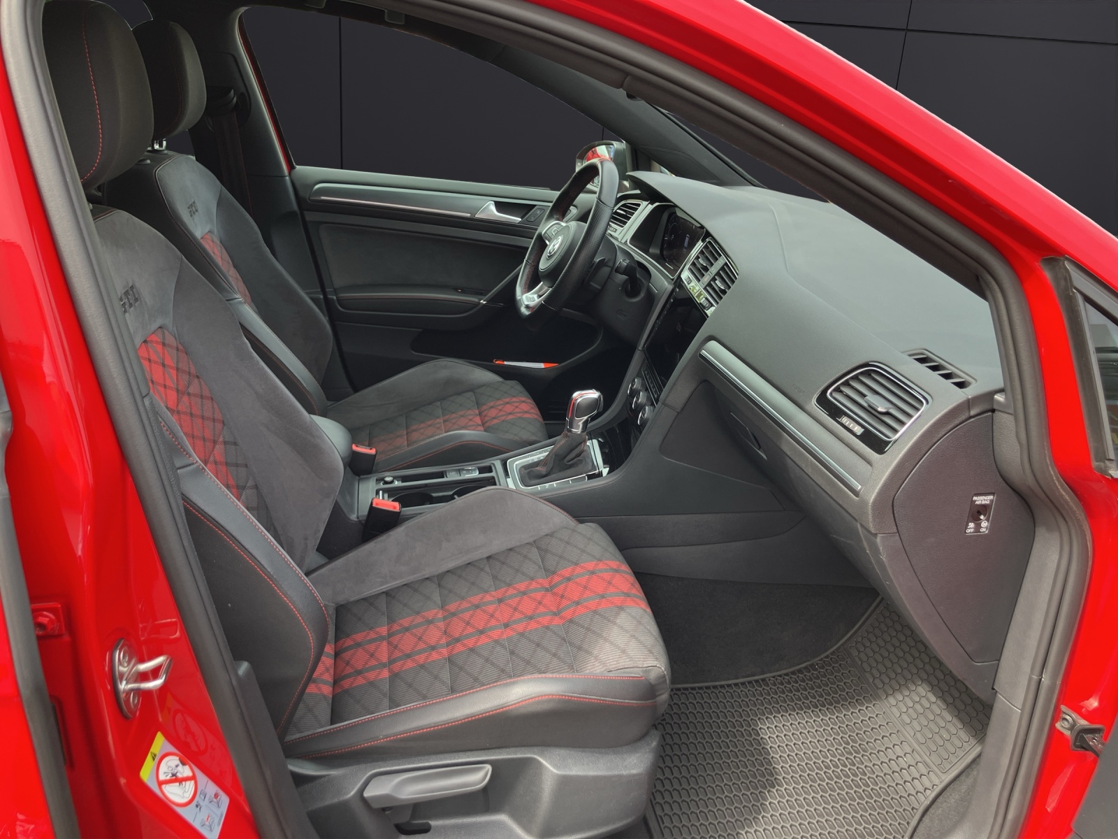 Fahrzeugabbildung Volkswagen Golf VII GTI TCR DSG LED Navi Pano AID ACC RFK