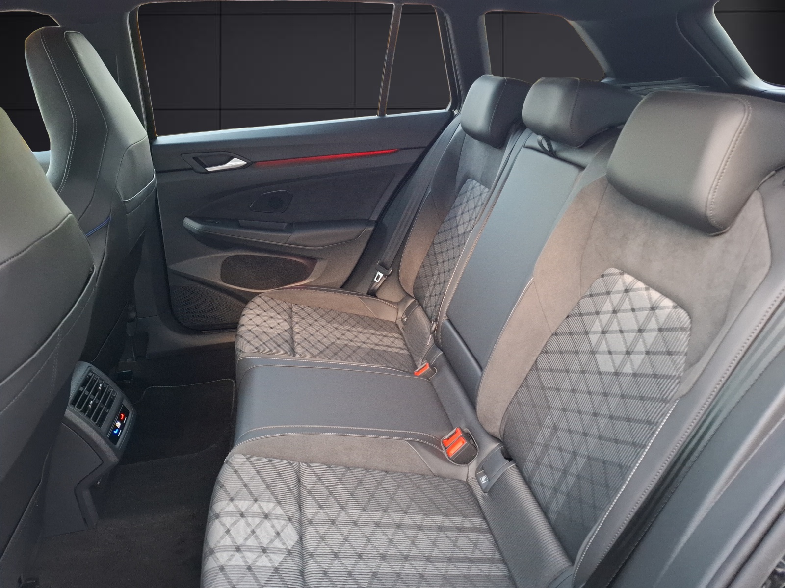 Fahrzeugabbildung Volkswagen Golf VIII Variant TSI R-Line Matrix Navi AID ACC RFK Harmann SH