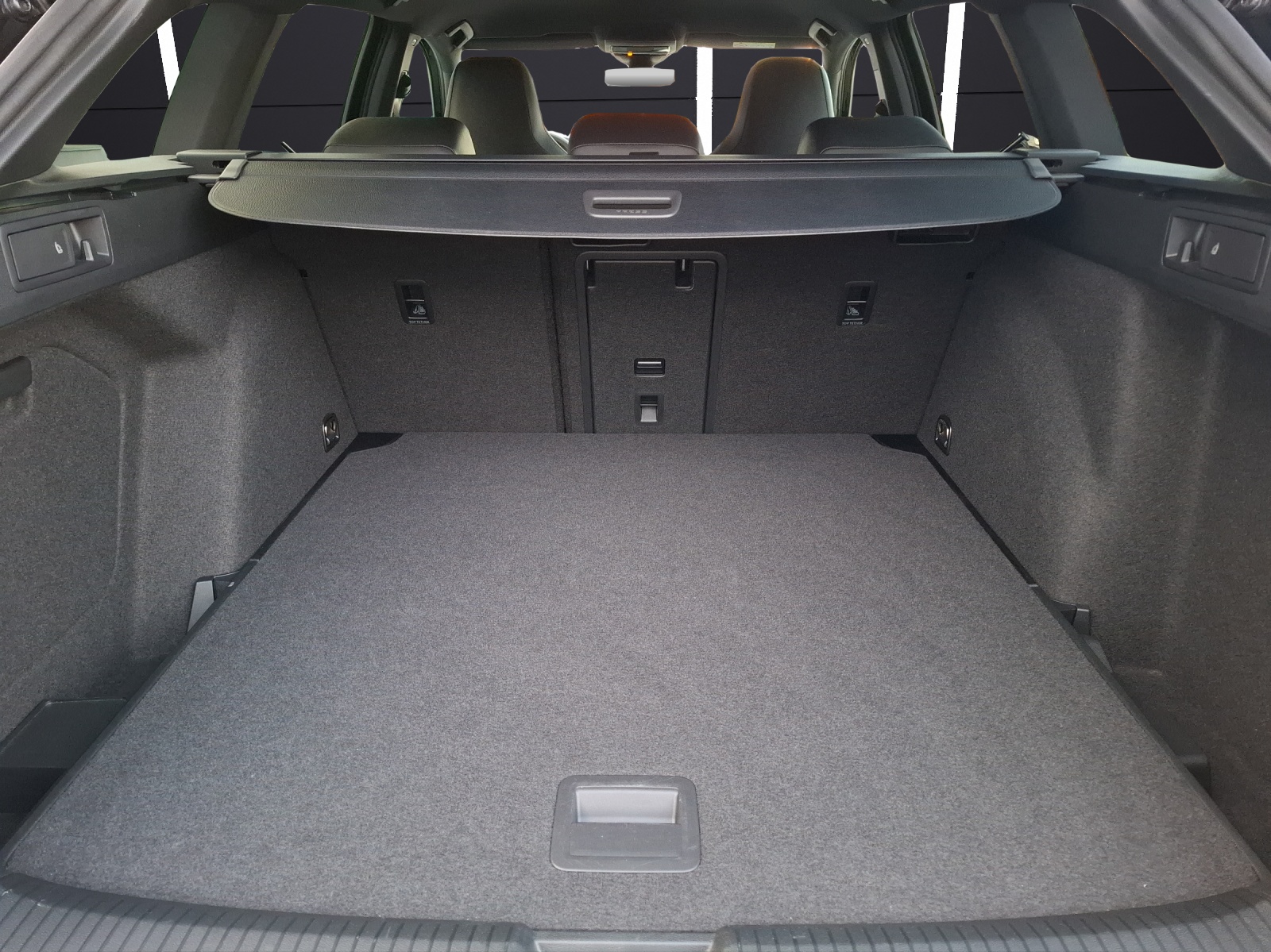 Fahrzeugabbildung Volkswagen Golf VIII Variant TSI R-Line Matrix Navi AID ACC RFK Harmann SH