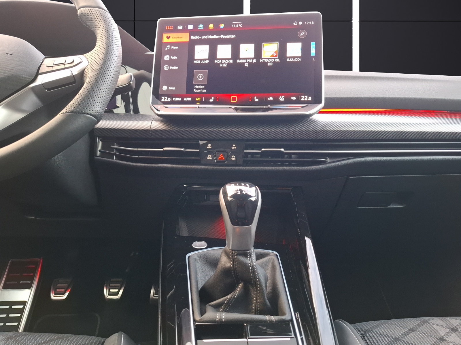 Fahrzeugabbildung Volkswagen Golf VIII Variant TSI R-Line Matrix Navi AID ACC RFK Harmann SH