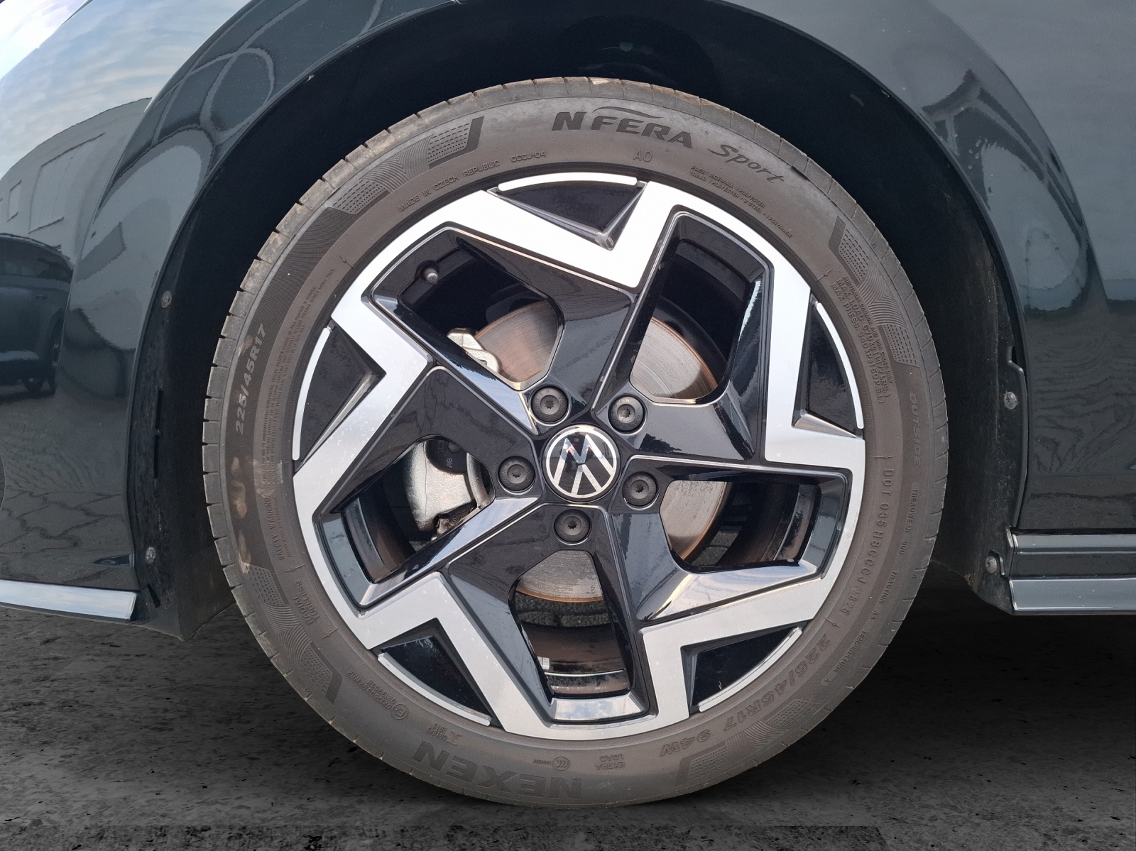 Fahrzeugabbildung Volkswagen Golf VIII Variant TSI R-Line Matrix Navi AID ACC RFK Harmann SH