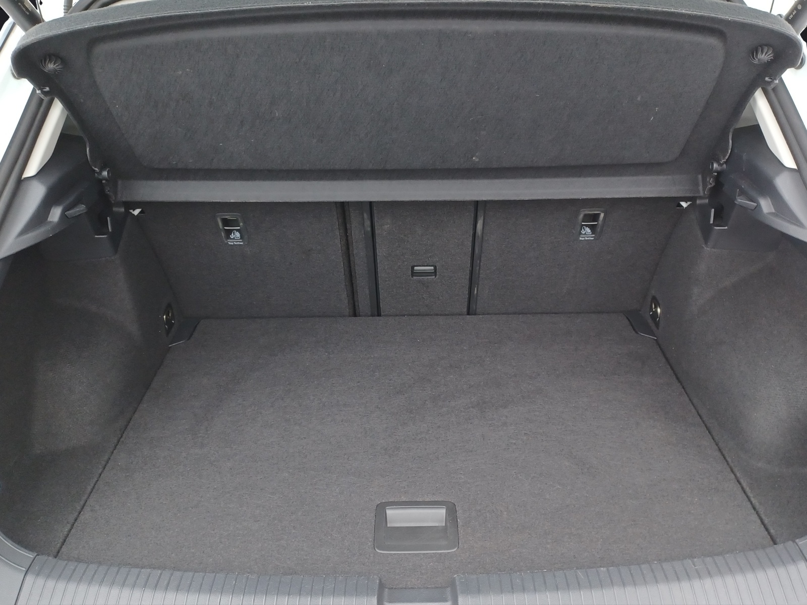 Fahrzeugabbildung Volkswagen T-Roc TSI Style DSG LED AHK Navi AID ACC RFK SH