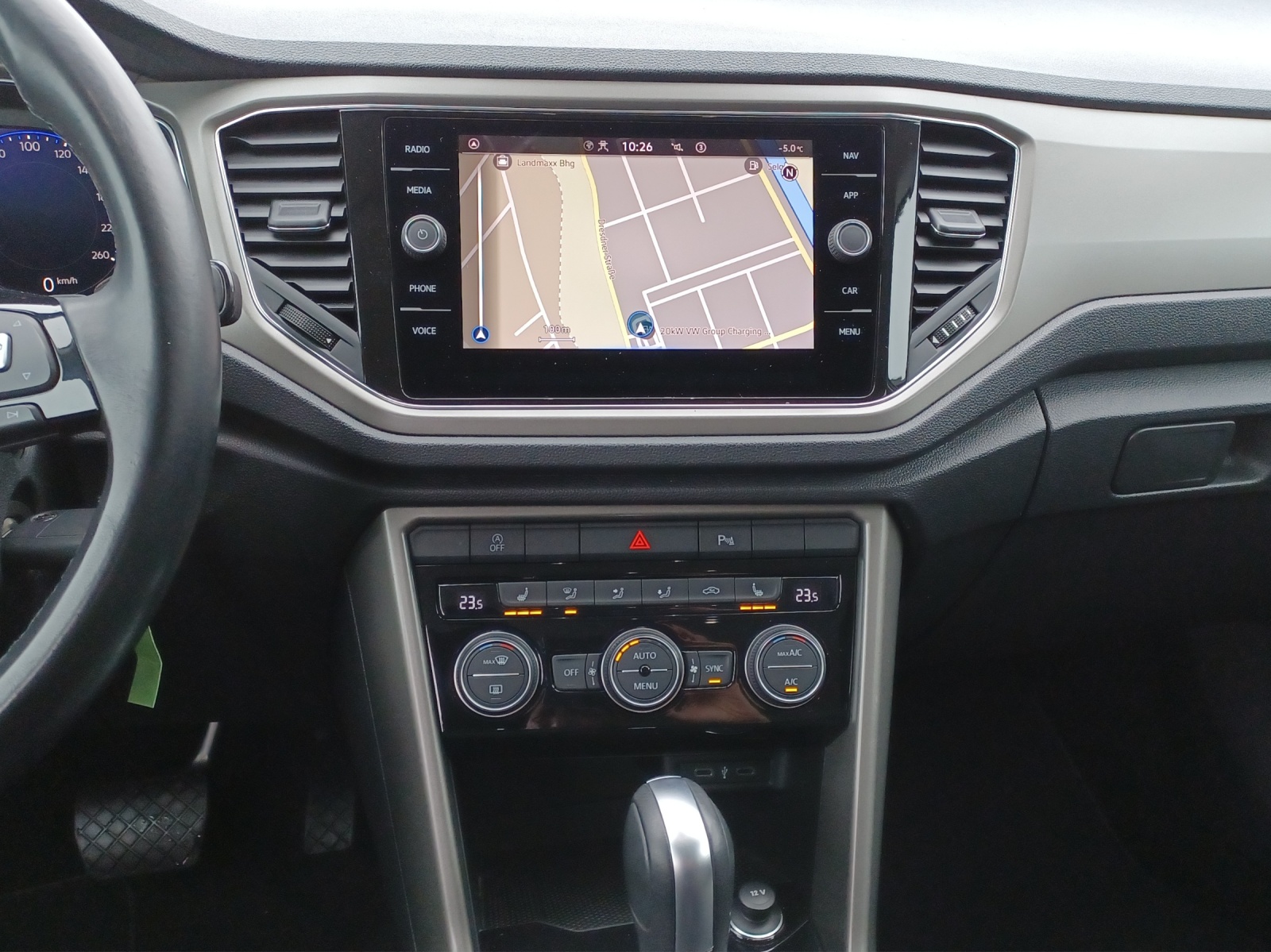 Fahrzeugabbildung Volkswagen T-Roc TSI Style DSG LED AHK Navi AID ACC RFK SH