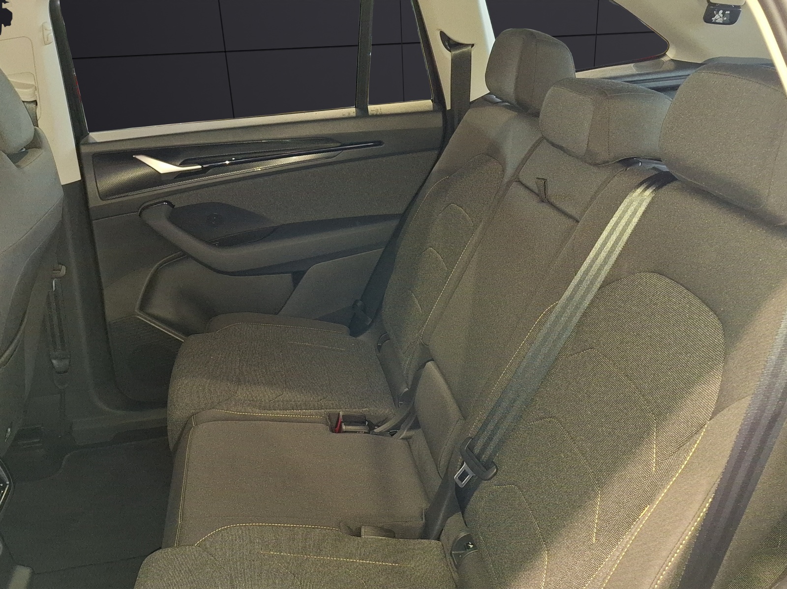 Fahrzeugabbildung SKODA Kodiaq TSI Selection DSG 4x4 7-Si Matrix AHK Navi AID ACC RFK SH