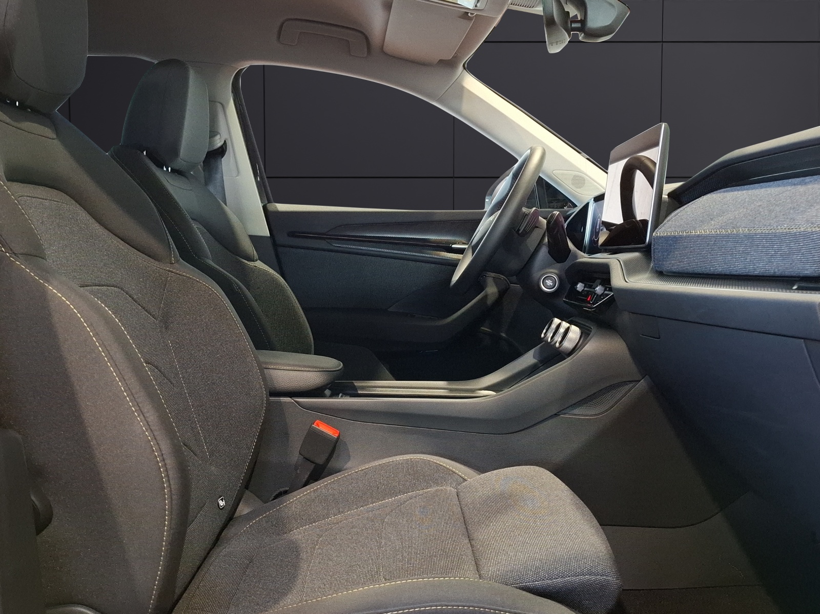 Fahrzeugabbildung SKODA Kodiaq TSI Selection DSG 4x4 7-Si Matrix AHK Navi AID ACC RFK SH