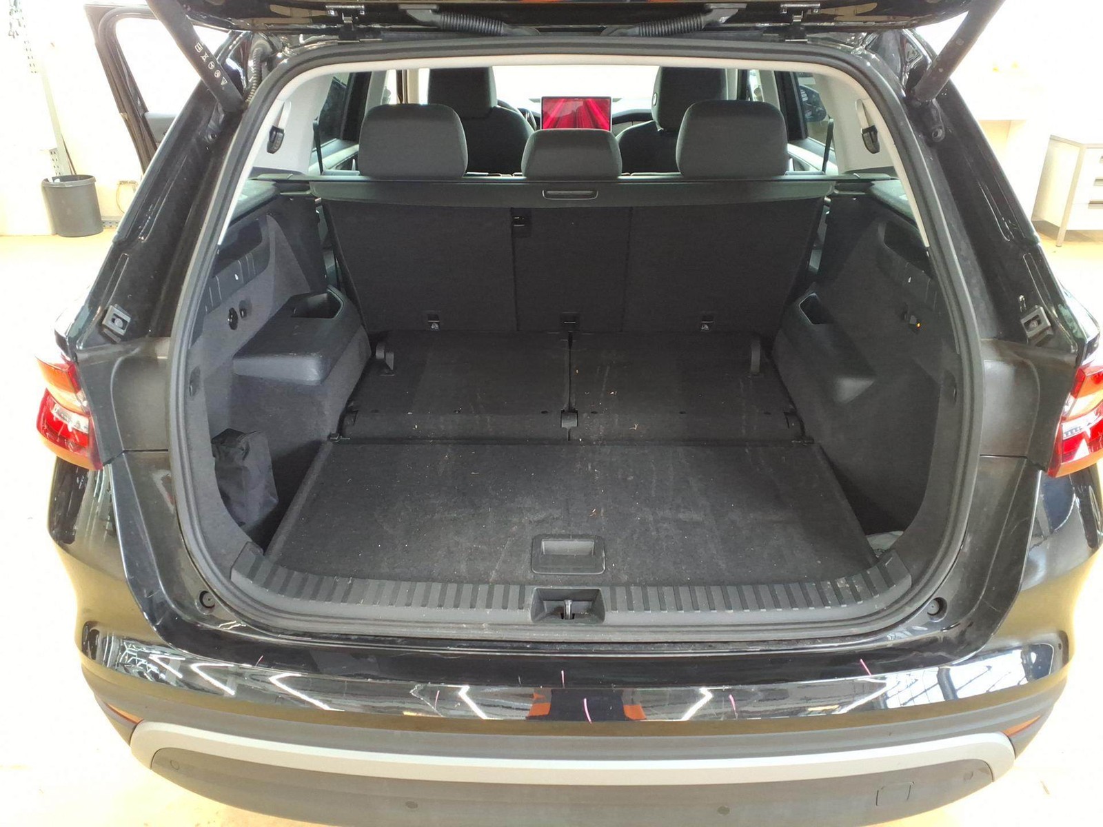 Fahrzeugabbildung SKODA Kodiaq TSI Selection DSG 4x4 7-Si Matrix AHK Navi AID ACC RFK SH