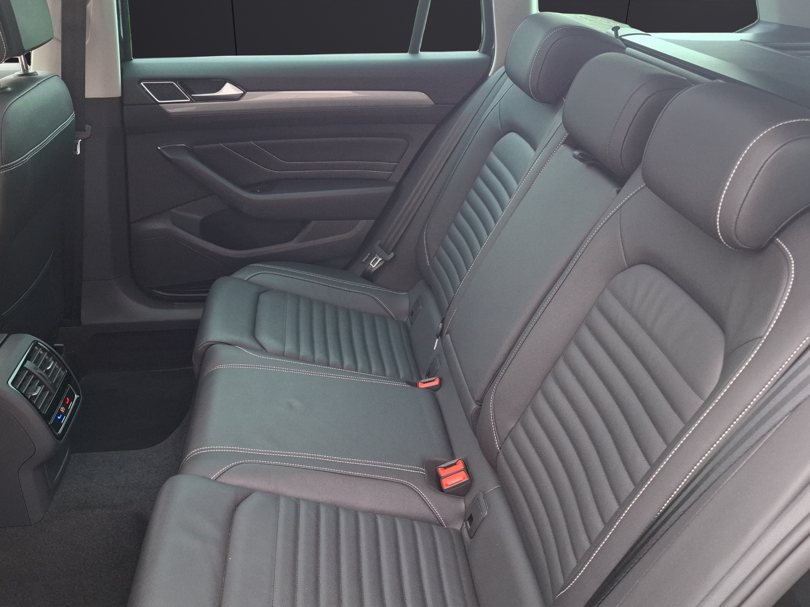 Fahrzeugabbildung Volkswagen Passat Variant TDI Business DSG Standhzg. Matrix AHK Navi HUD AID Pano ACC RFK Leder SH