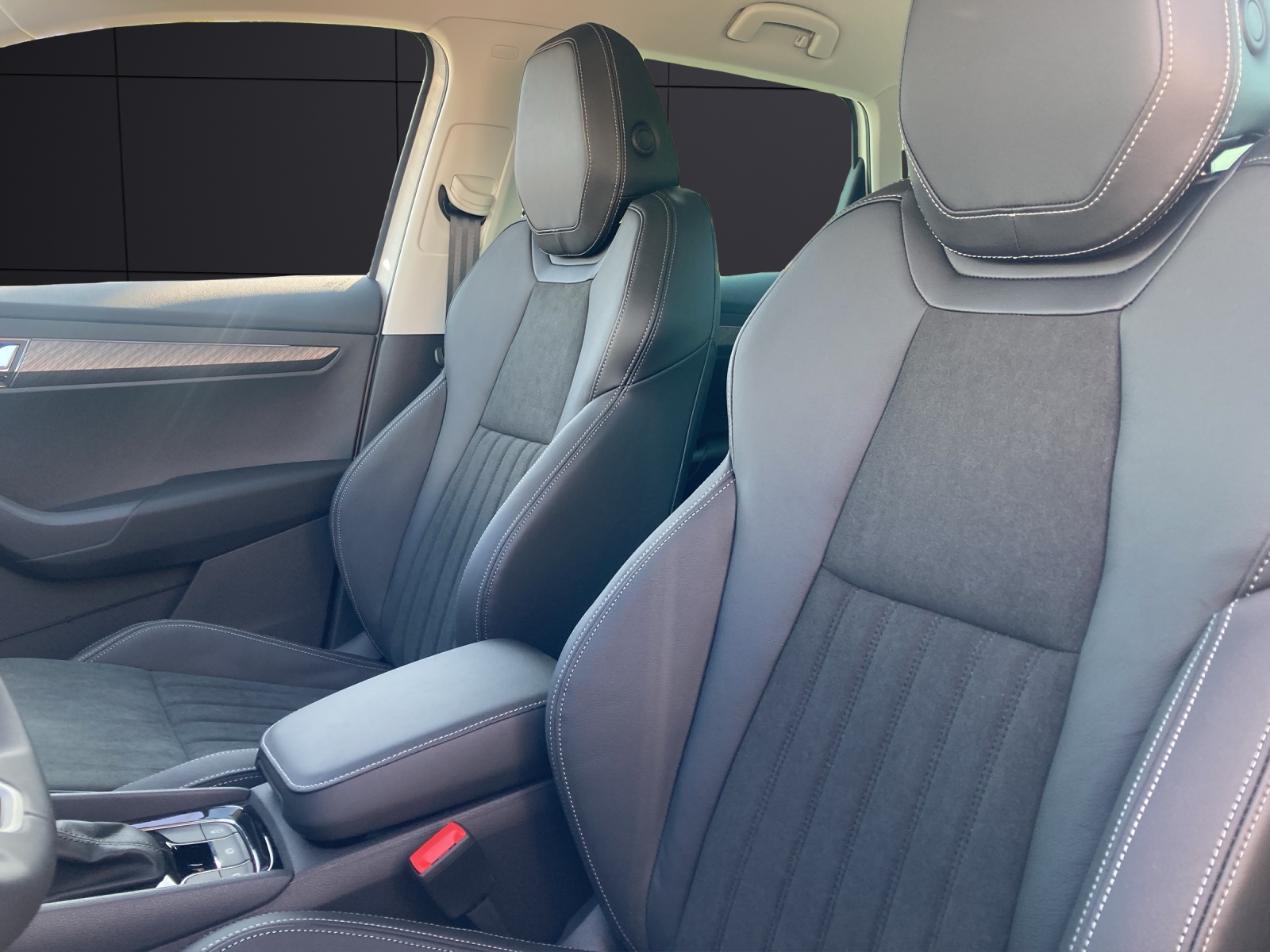 Fahrzeugabbildung SKODA Karoq Tour 1,5 TSI DSG Matrix-LED, AZV, Digital Cockpit,