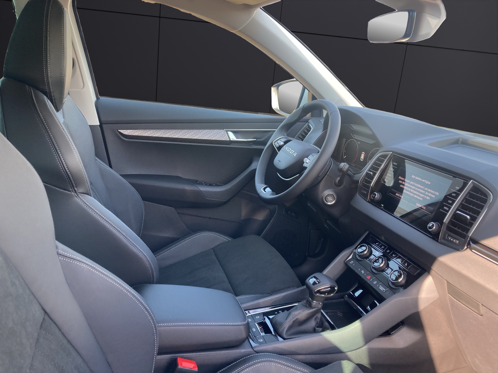 Fahrzeugabbildung SKODA Karoq Tour 1,5 TSI DSG Matrix-LED, AZV, Digital Cockpit,