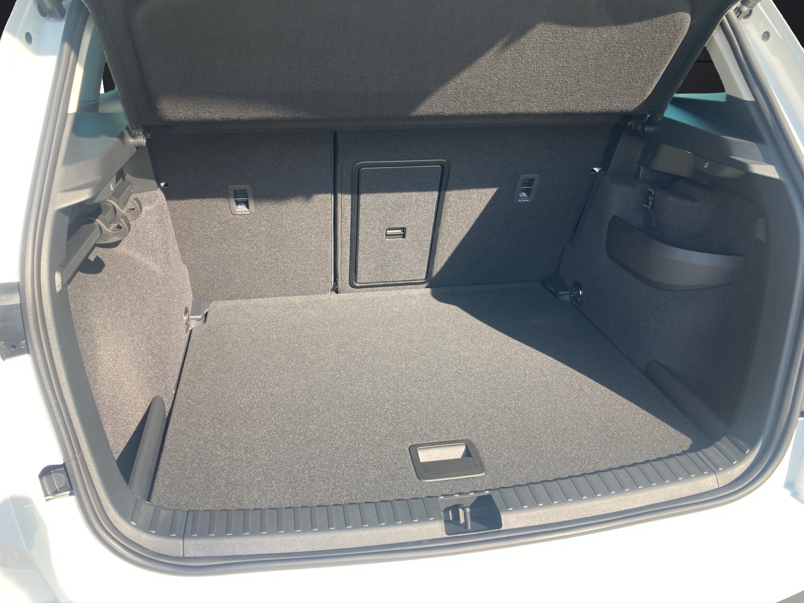 Fahrzeugabbildung SKODA Karoq Tour 1,5 TSI DSG Matrix-LED, AZV, Digital Cockpit,