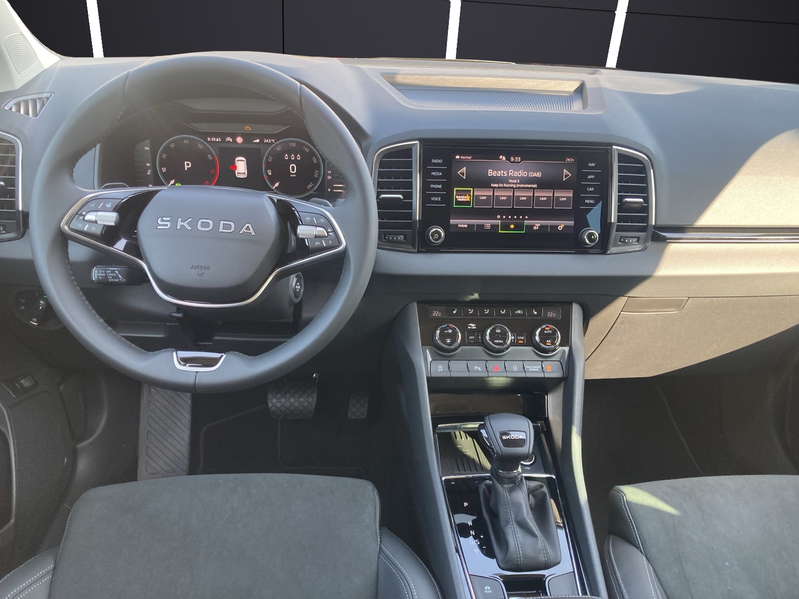 Fahrzeugabbildung SKODA Karoq Tour 1,5 TSI DSG Matrix-LED, AZV, Digital Cockpit,