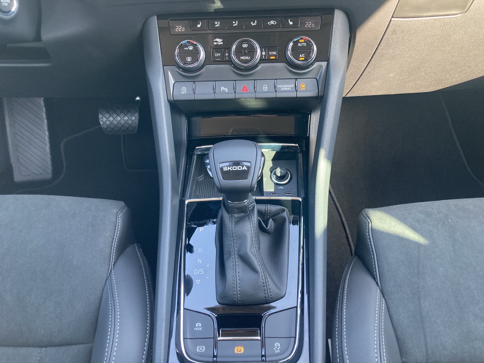 Fahrzeugabbildung SKODA Karoq Tour 1,5 TSI DSG Matrix-LED, AZV, Digital Cockpit,