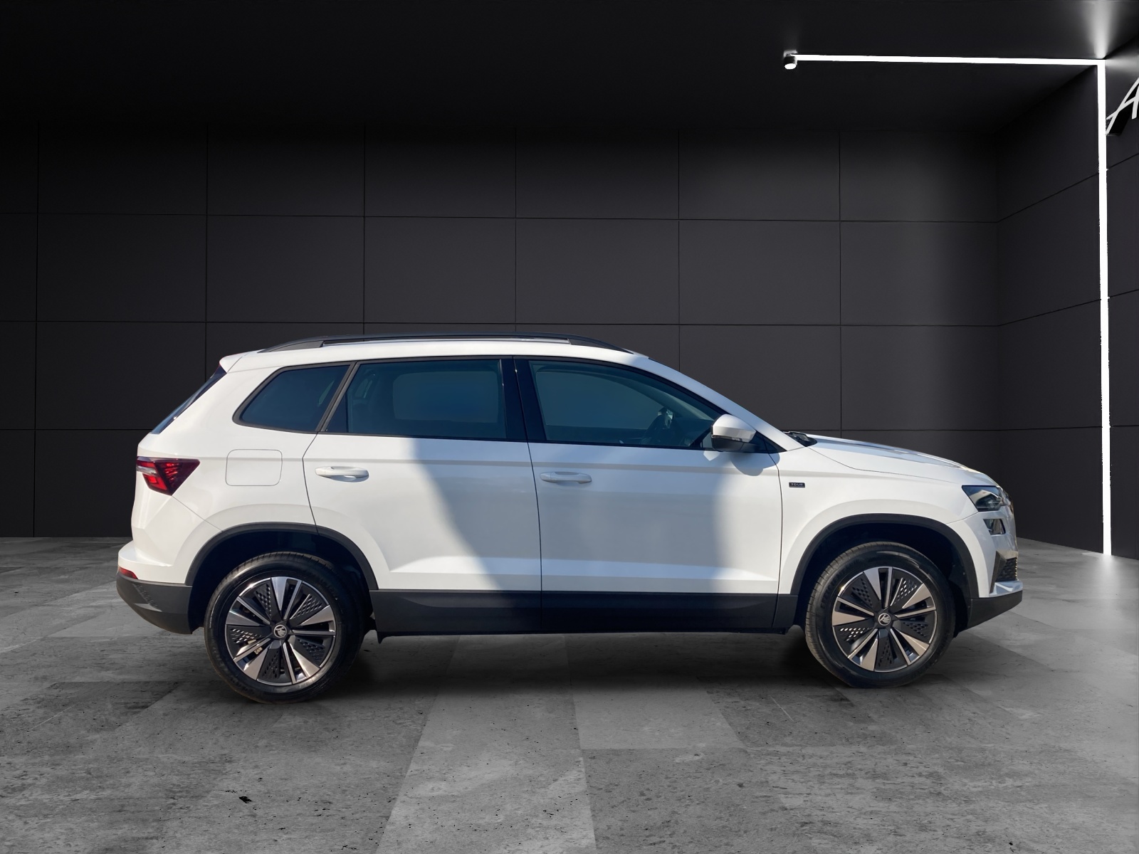 Fahrzeugabbildung SKODA Karoq Tour 1,5 TSI DSG Matrix-LED, AZV, Digital Cockpit,