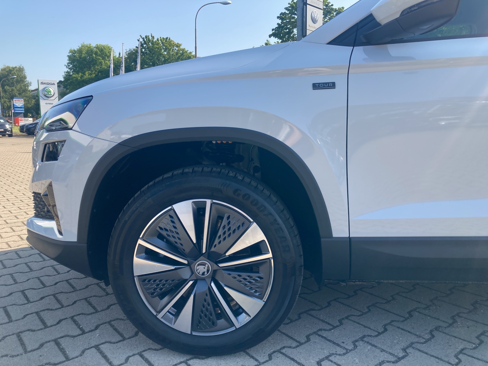Fahrzeugabbildung SKODA Karoq Tour 1,5 TSI DSG Matrix-LED, AZV, Digital Cockpit,