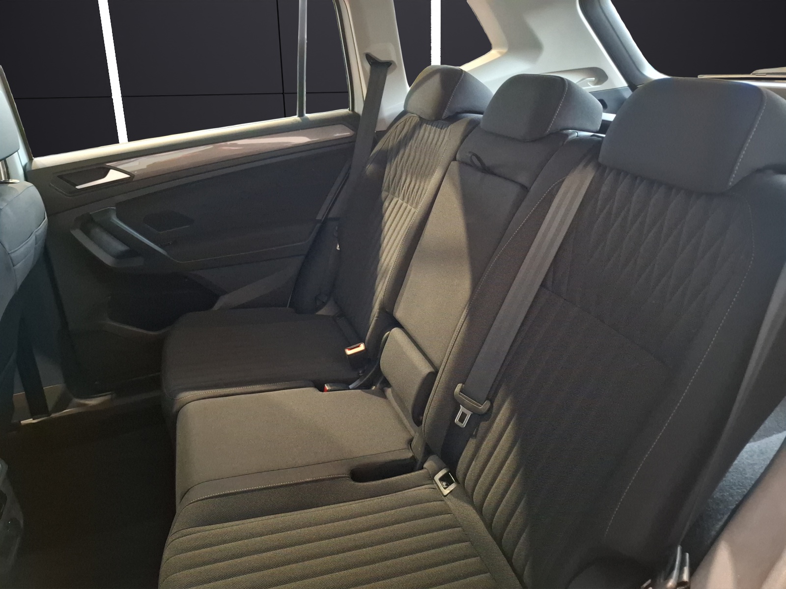 Fahrzeugabbildung Volkswagen Tiguan Allspace TSI Life LED APP AID ACC PDC SH 18