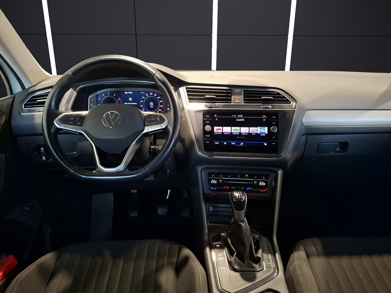 Fahrzeugabbildung Volkswagen Tiguan Allspace TSI Life LED APP AID ACC PDC SH 18