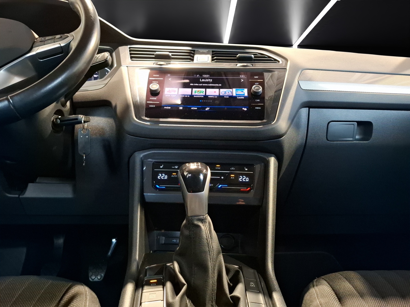 Fahrzeugabbildung Volkswagen Tiguan Allspace TSI Life LED APP AID ACC PDC SH 18