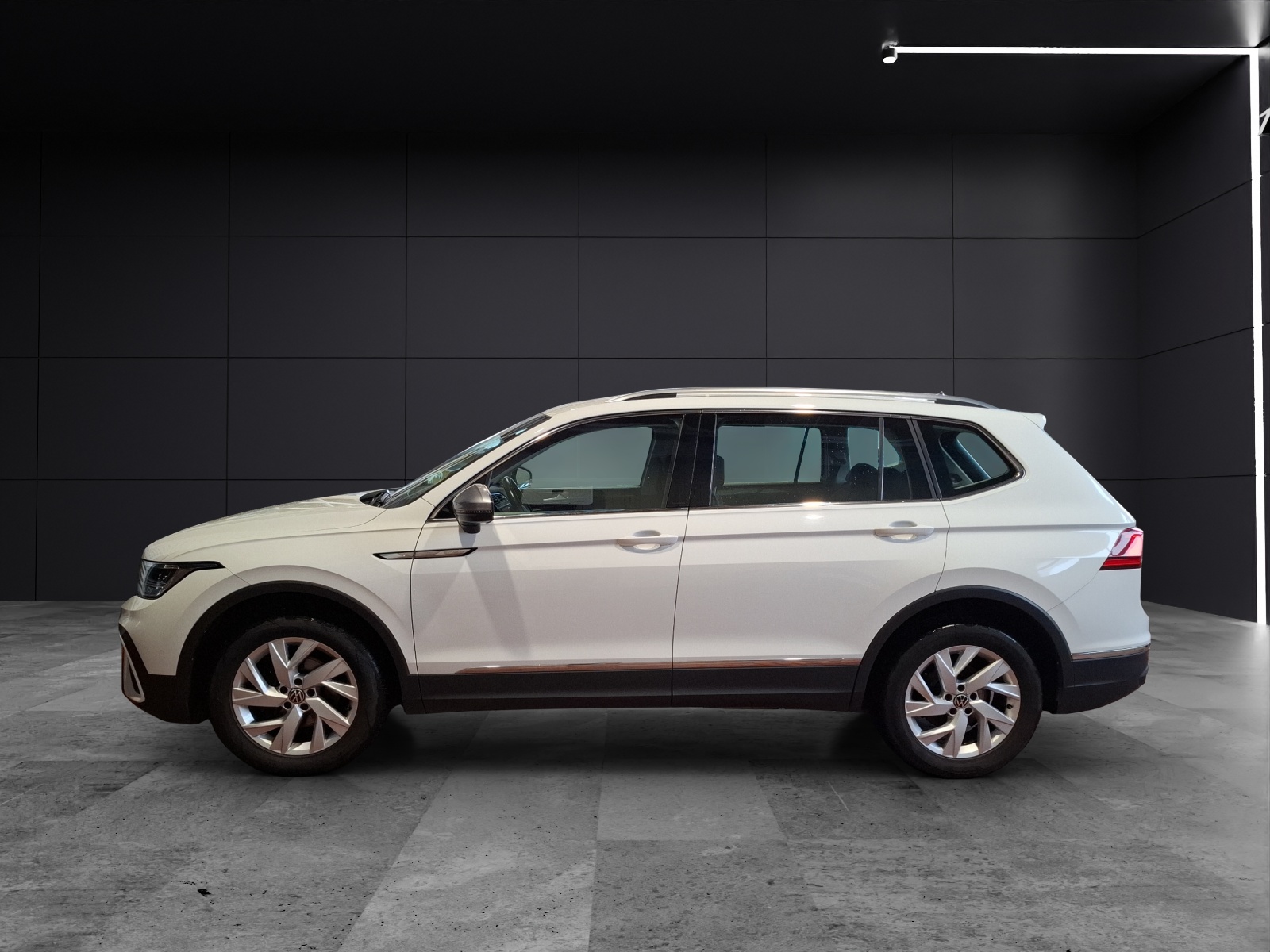 Fahrzeugabbildung Volkswagen Tiguan Allspace TSI Life LED APP AID ACC PDC SH 18