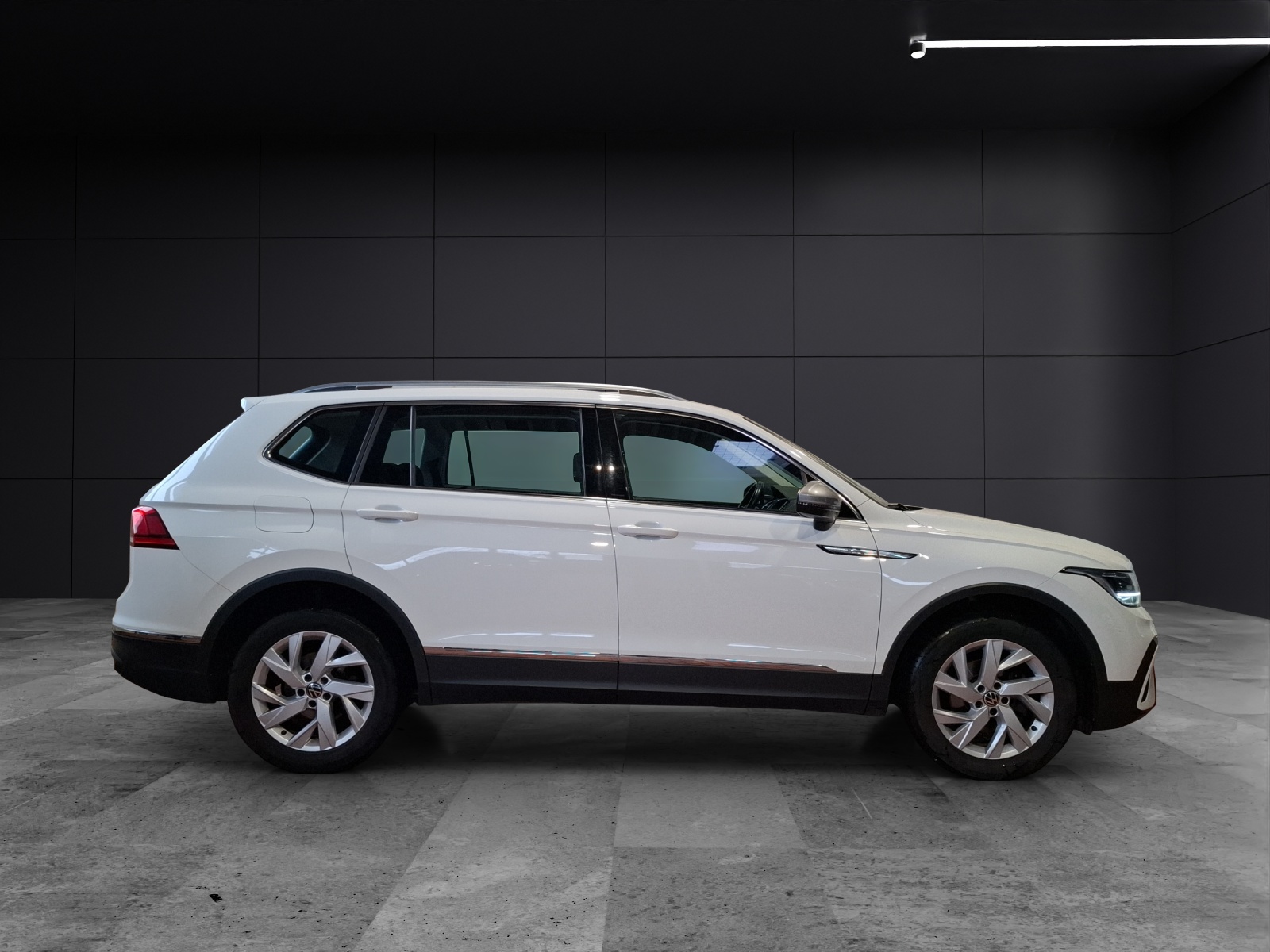 Fahrzeugabbildung Volkswagen Tiguan Allspace TSI Life LED APP AID ACC PDC SH 18