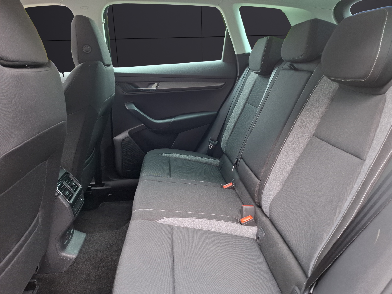 Fahrzeugabbildung SKODA Karoq TSI Drive-125 DSG LED Navi AID ACC RFK SH