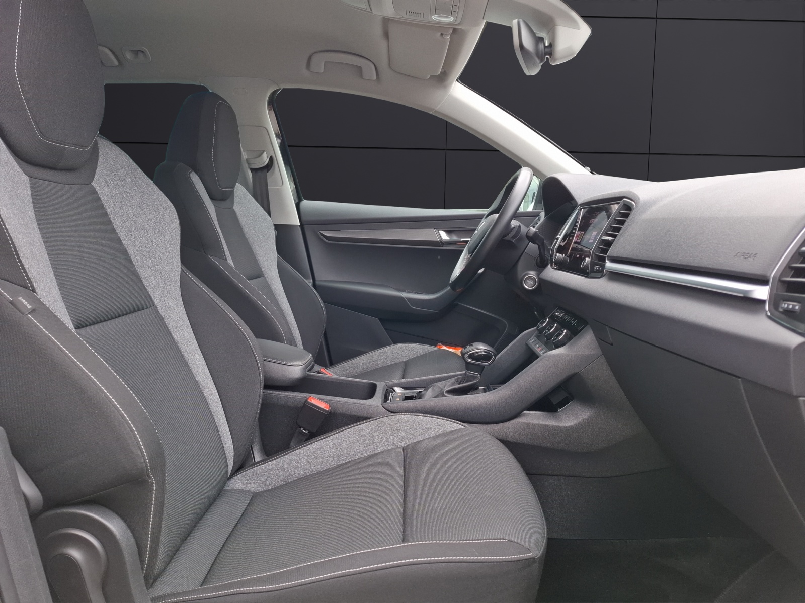 Fahrzeugabbildung SKODA Karoq TSI Drive-125 DSG LED Navi AID ACC RFK SH
