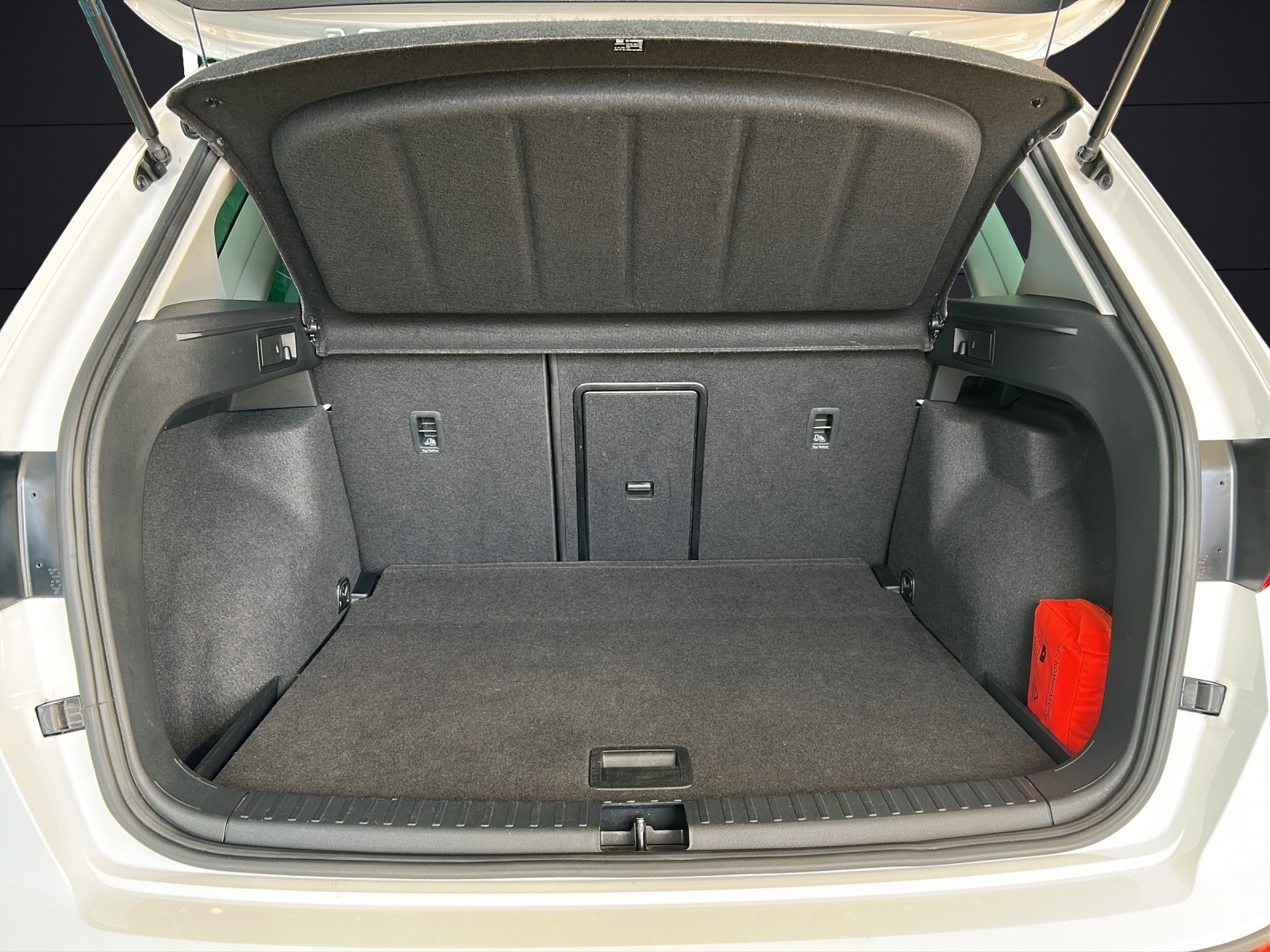 Fahrzeugabbildung SEAT Ateca TSI Style LED Navi GRA RFK SH