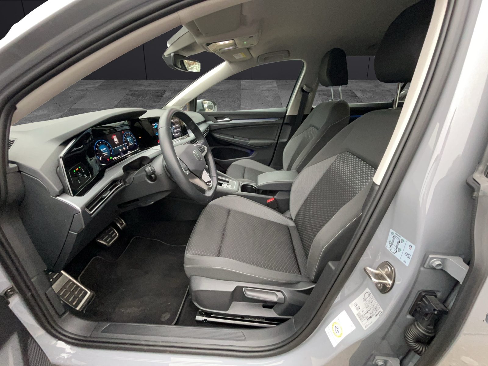 Fahrzeugabbildung Volkswagen Golf VIII Variant eTSI Active DSG LED ACC SHZ Navi RearView AppConnect