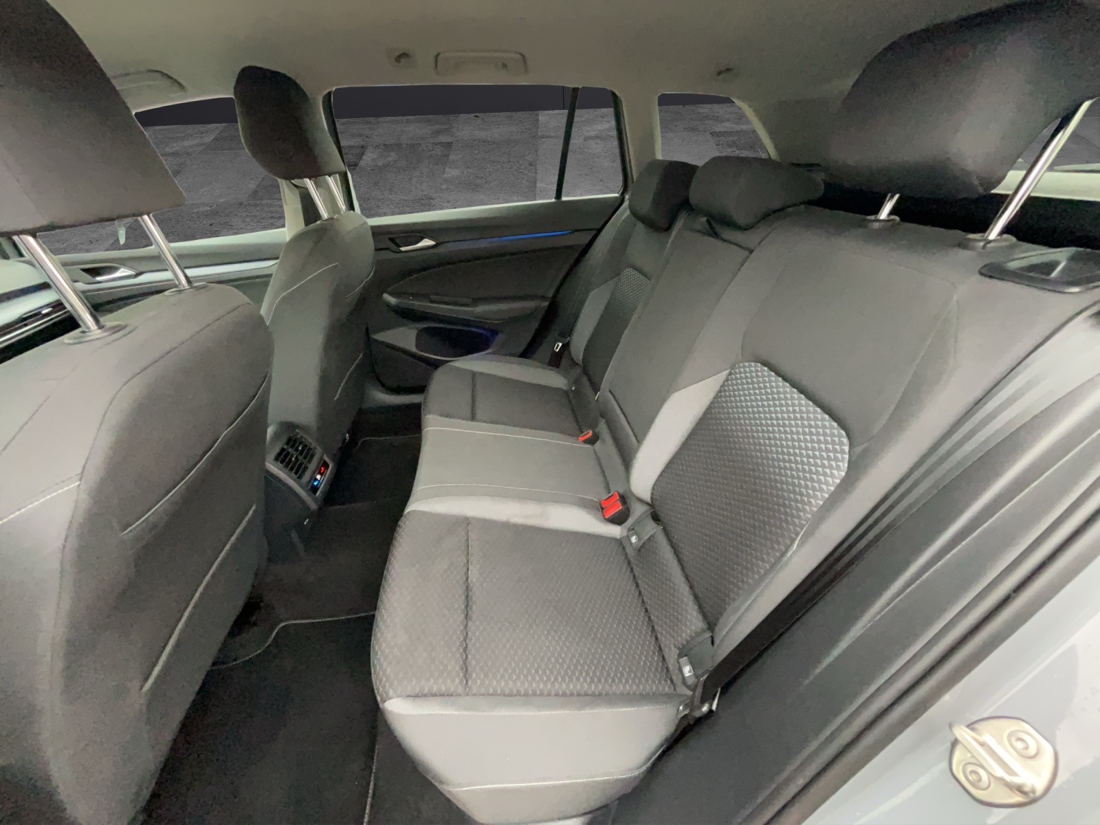 Fahrzeugabbildung Volkswagen Golf VIII Variant eTSI Active DSG LED ACC SHZ Navi RearView AppConnect