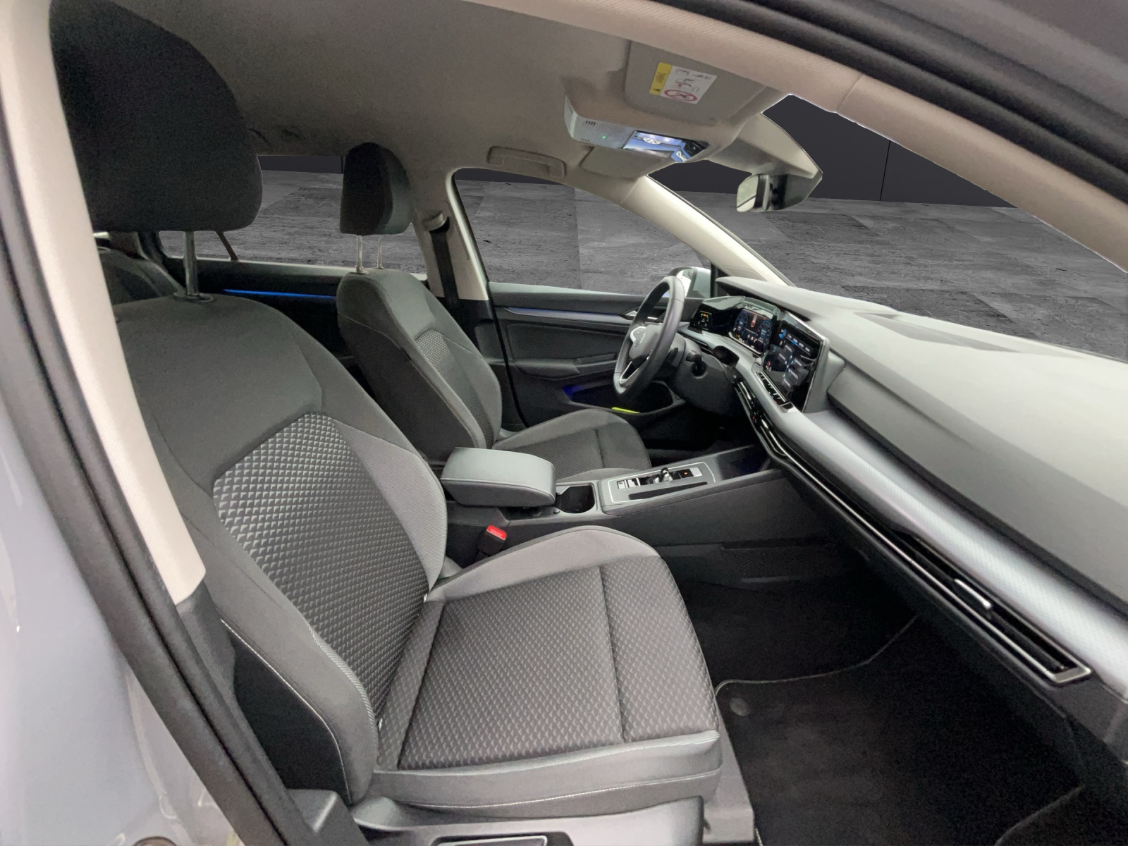 Fahrzeugabbildung Volkswagen Golf VIII Variant eTSI Active DSG LED ACC SHZ Navi RearView AppConnect