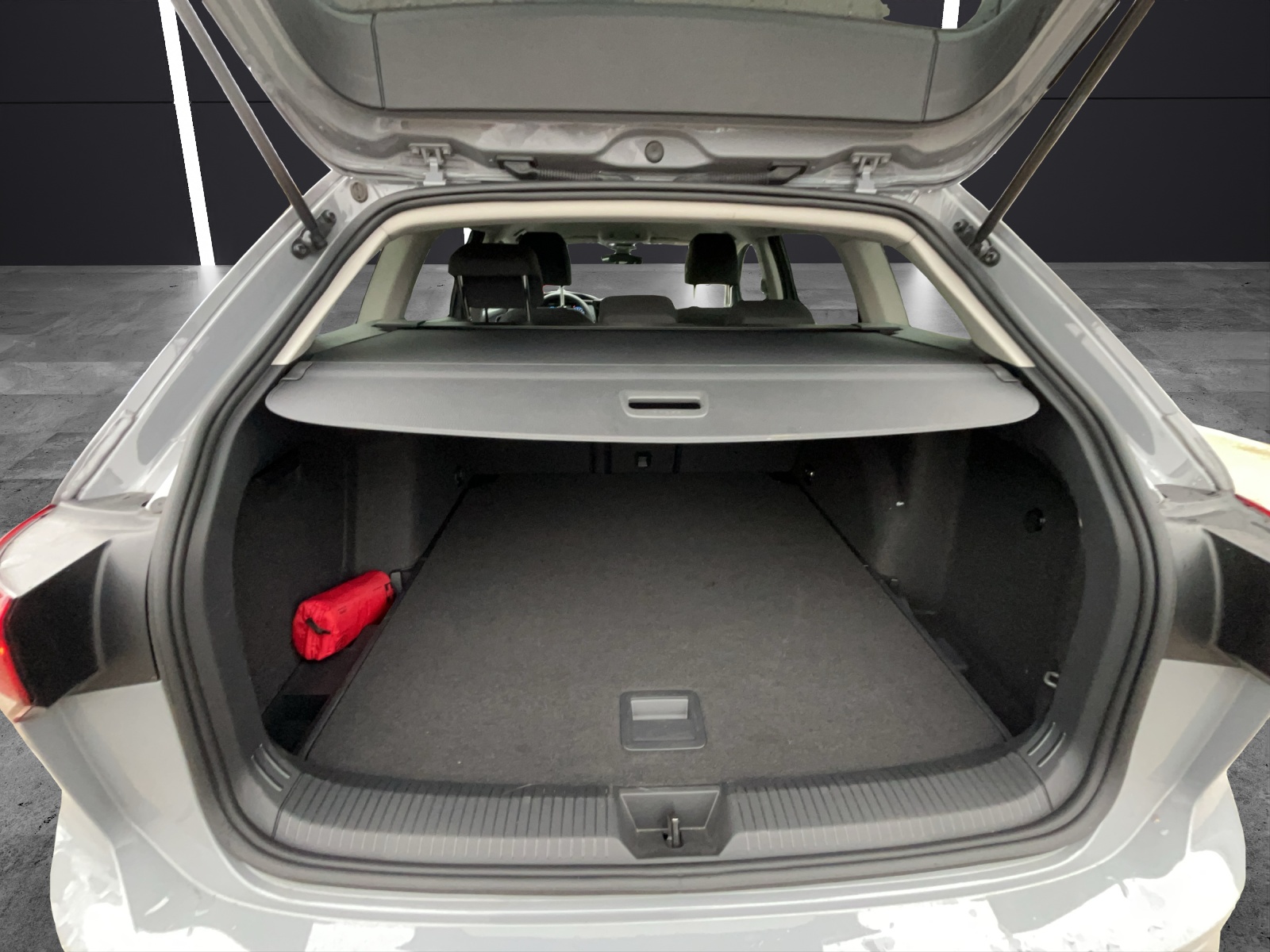 Fahrzeugabbildung Volkswagen Golf VIII Variant eTSI Active DSG LED ACC SHZ Navi RearView AppConnect