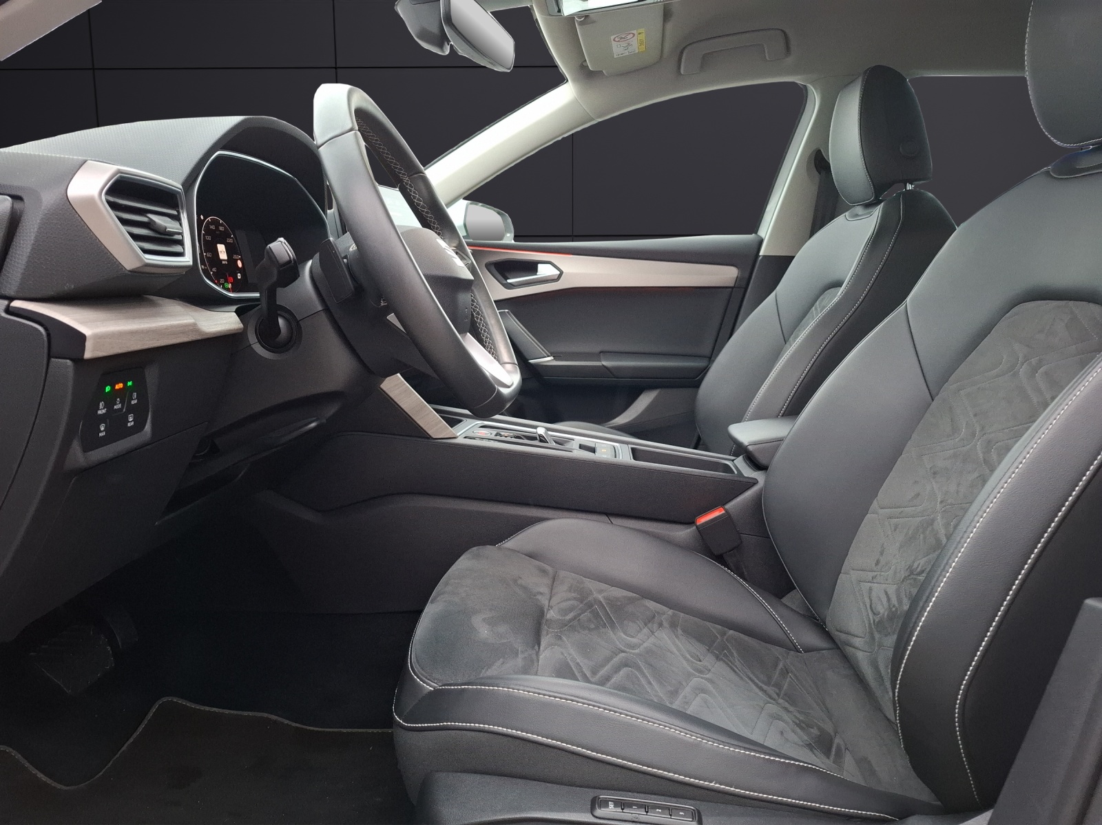 Fahrzeugabbildung SEAT Leon TSI Xcellence DSG LED AHK Navi ACC Park-Aassist SH