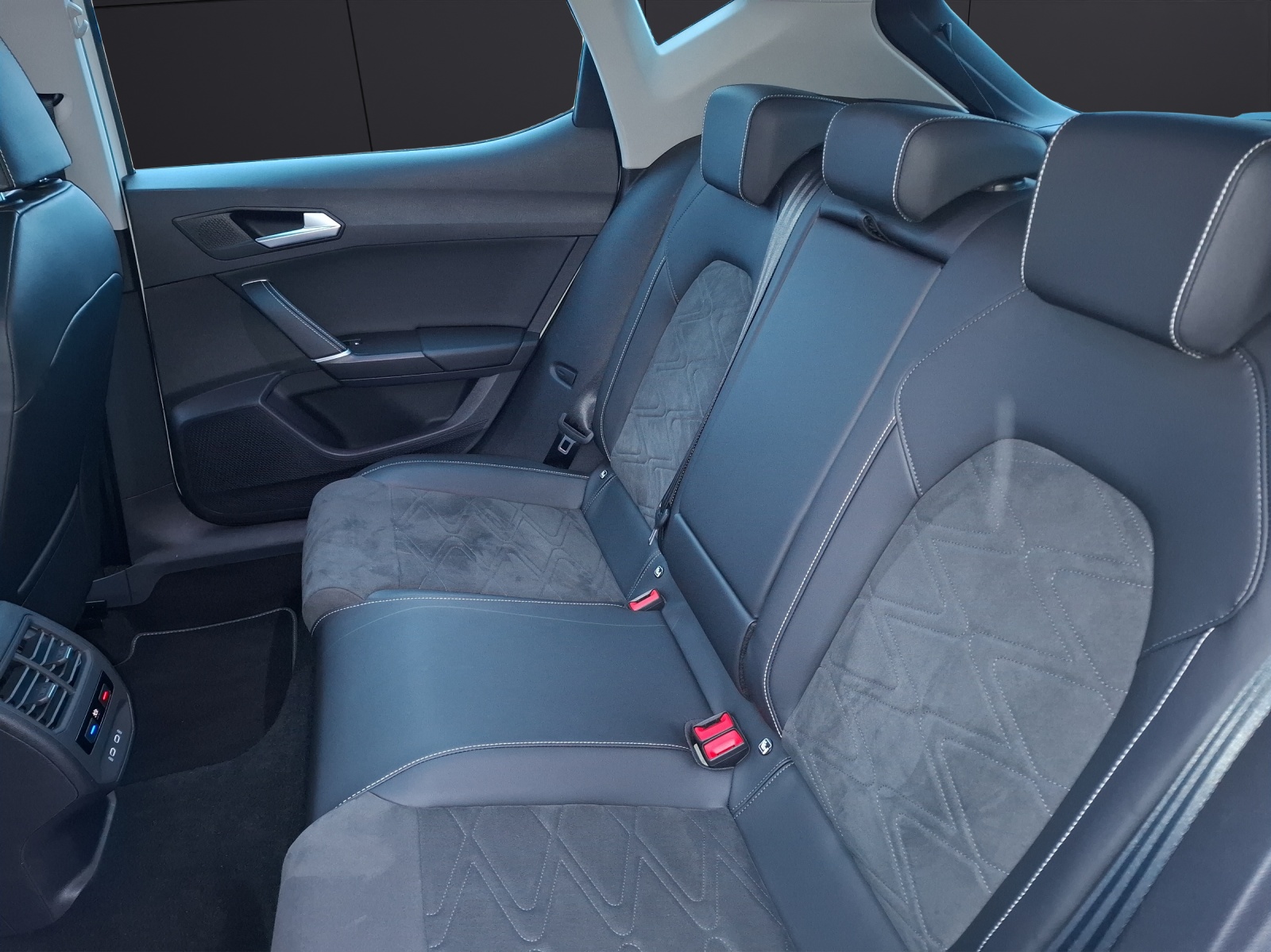 Fahrzeugabbildung SEAT Leon TSI Xcellence DSG LED AHK Navi ACC Park-Aassist SH