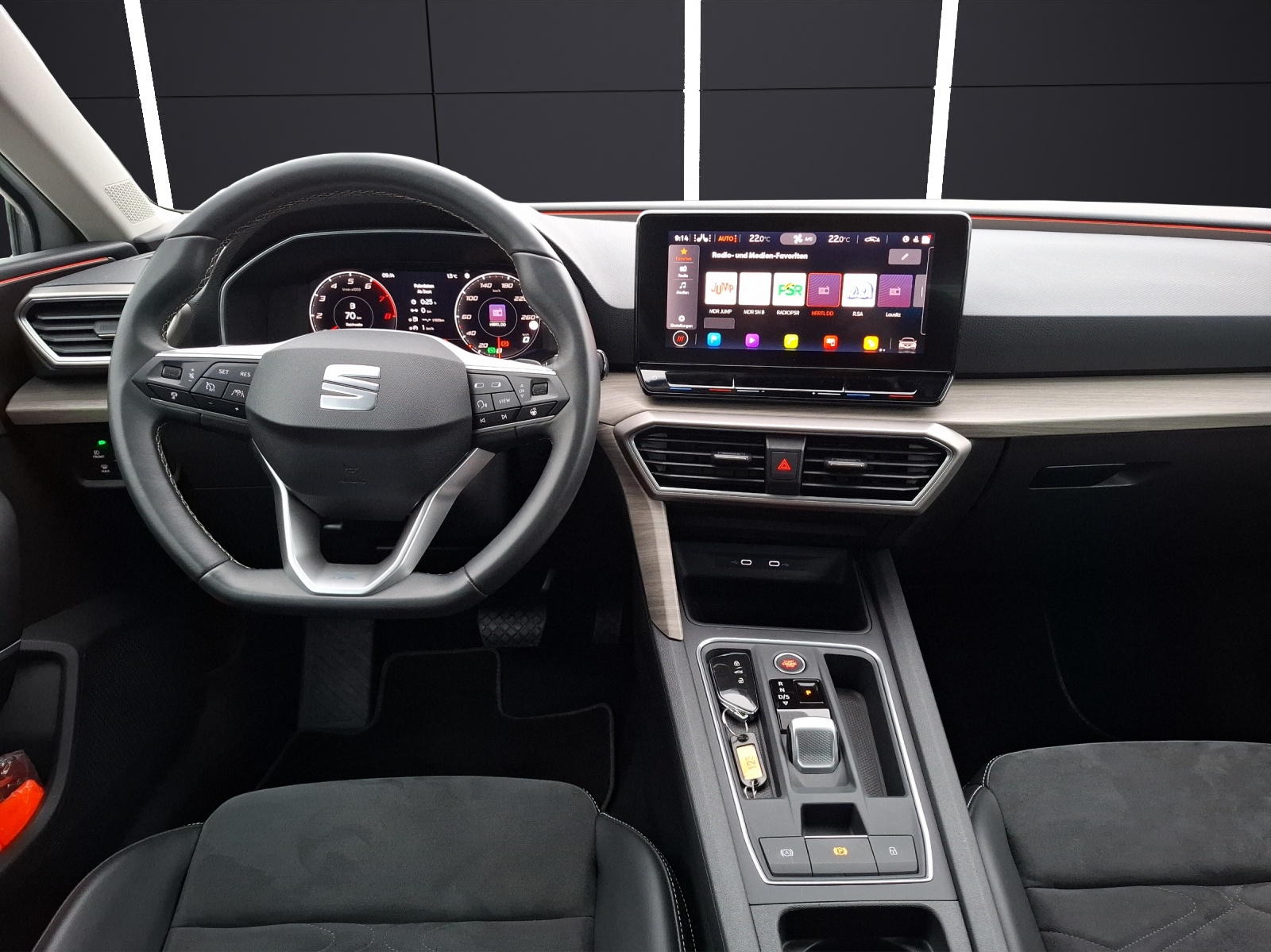 Fahrzeugabbildung SEAT Leon TSI Xcellence DSG LED AHK Navi ACC Park-Aassist SH