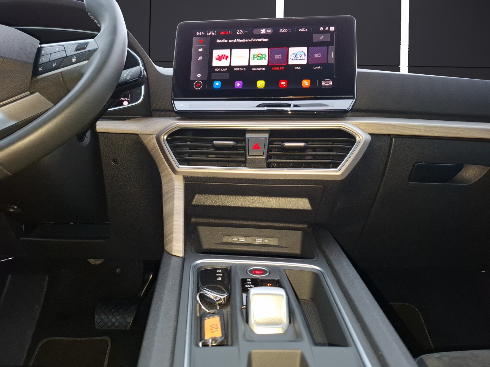 Fahrzeugabbildung SEAT Leon TSI Xcellence DSG LED AHK Navi ACC Park-Aassist SH