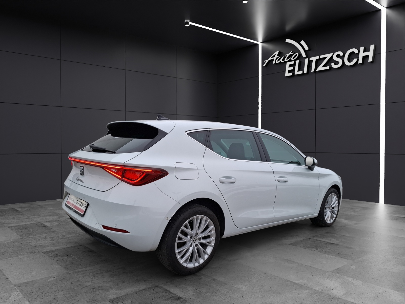 Fahrzeugabbildung SEAT Leon TSI Xcellence DSG LED AHK Navi ACC Park-Aassist SH