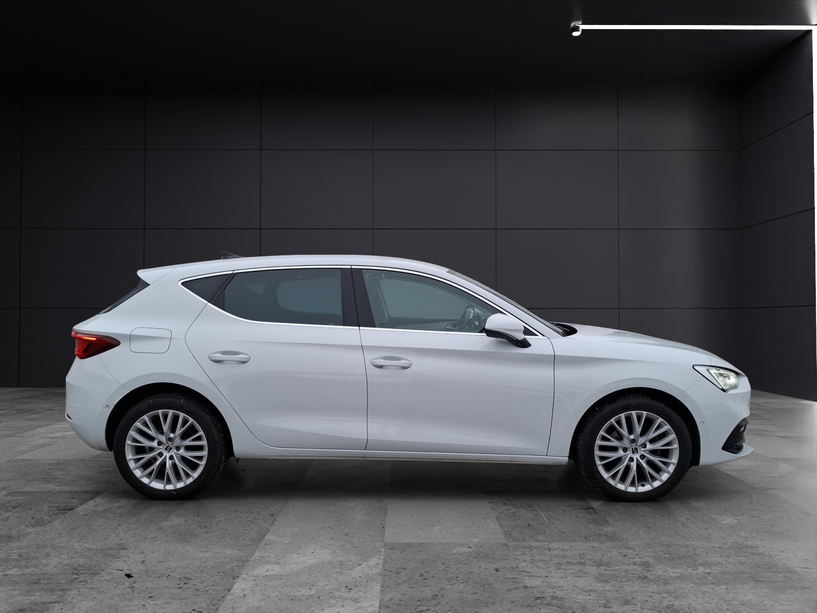 Fahrzeugabbildung SEAT Leon TSI Xcellence DSG LED AHK Navi ACC Park-Aassist SH