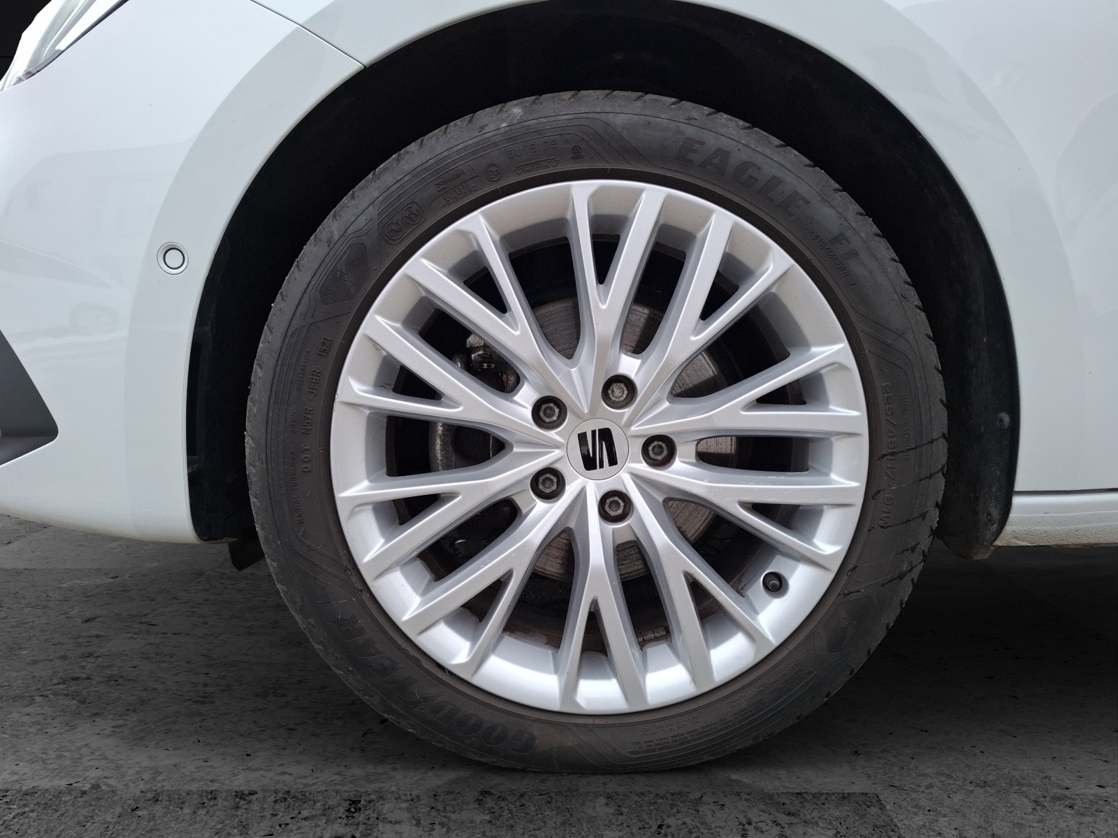 Fahrzeugabbildung SEAT Leon TSI Xcellence DSG LED AHK Navi ACC Park-Aassist SH