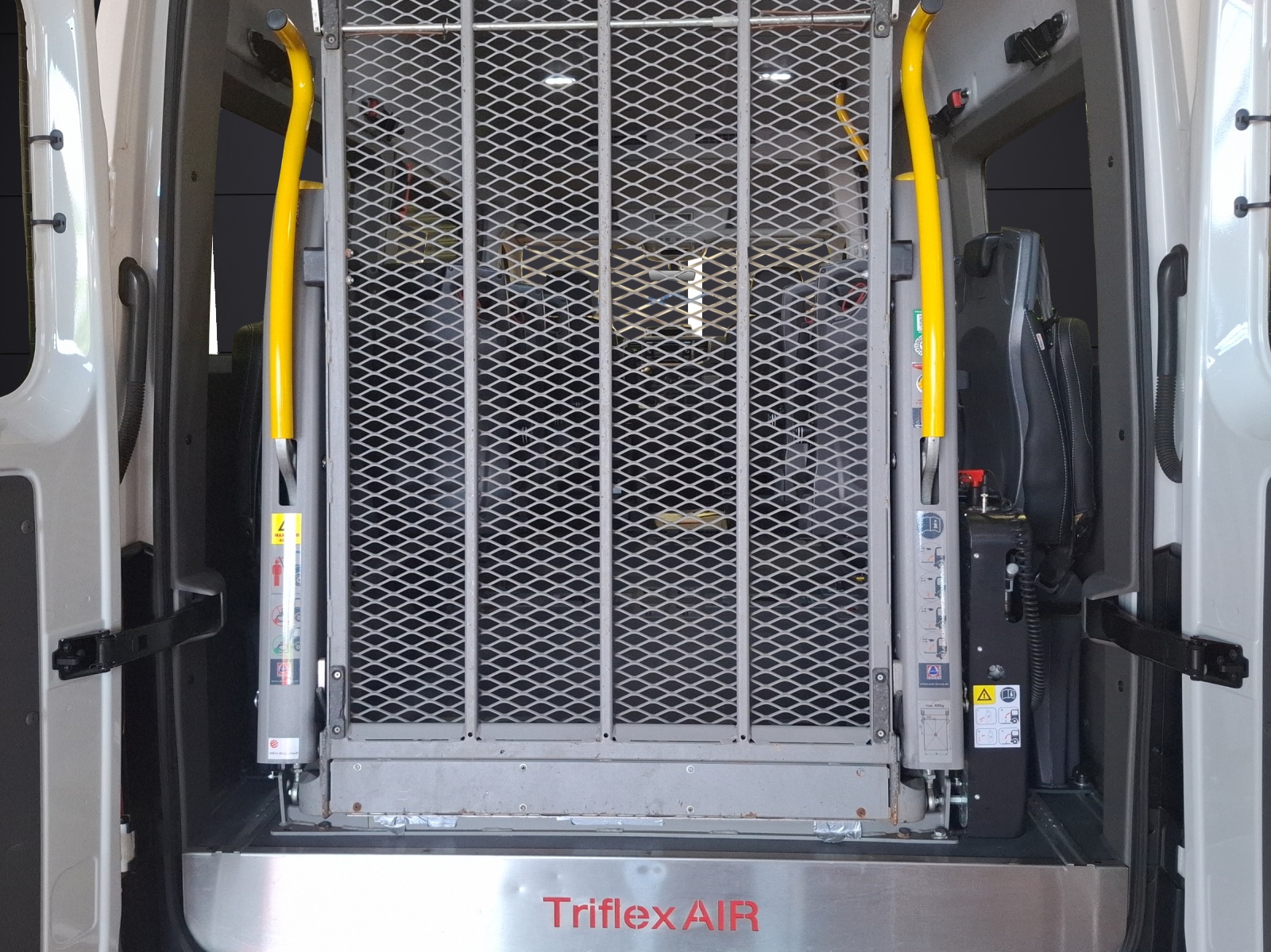Fahrzeugabbildung Volkswagen Crafter Kombi 35 MR DSG 4Mo.8-Si Rollstuhlrampe Standhzg.