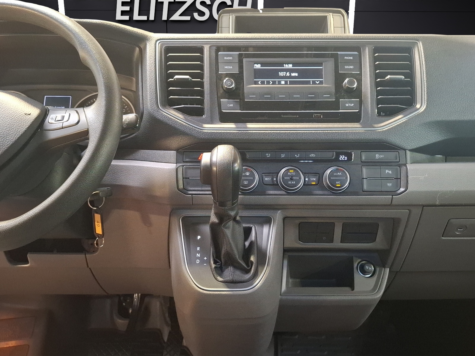 Fahrzeugabbildung Volkswagen Crafter Kombi 35 MR DSG 4Mo.8-Si Rollstuhlrampe Standhzg.