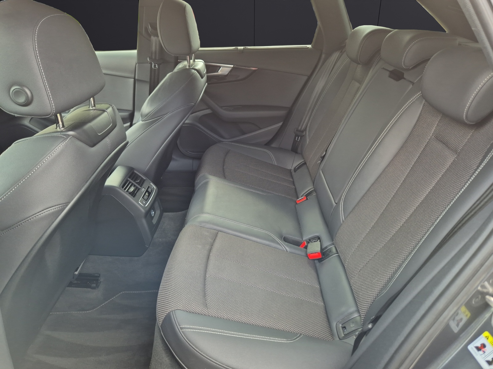 Fahrzeugabbildung Audi A4 Avant 40 TFSI S line Matrix Virtual Cockpit