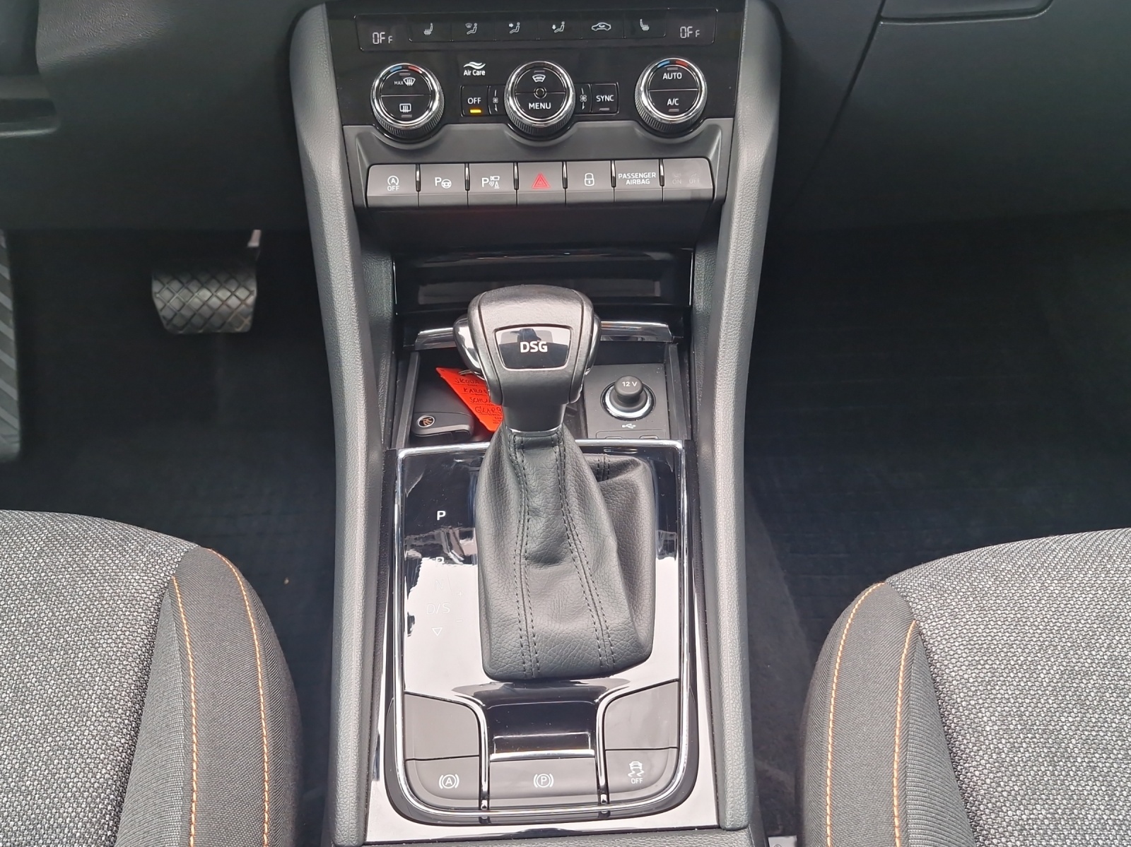 Fahrzeugabbildung SKODA Karoq Clever 1.5 TSI DSG LED Navi ACC AHK 4xSHZ VC