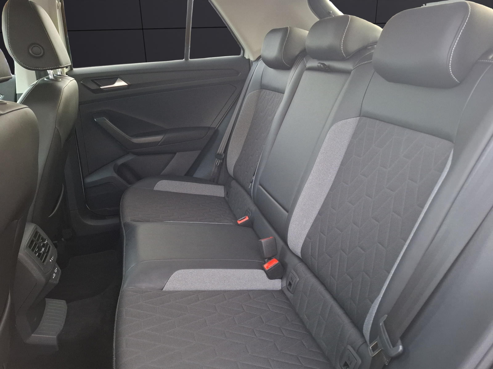 Fahrzeugabbildung Volkswagen T-Roc TSI Goal LED Navi AID ACC Park-Assist SH 17