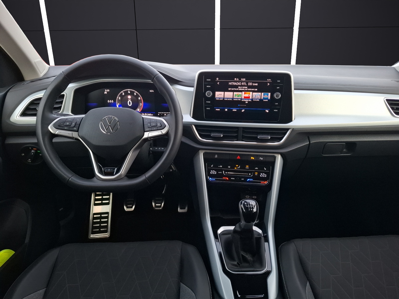 Fahrzeugabbildung Volkswagen T-Roc TSI Goal LED Navi AID ACC Park-Assist SH 17