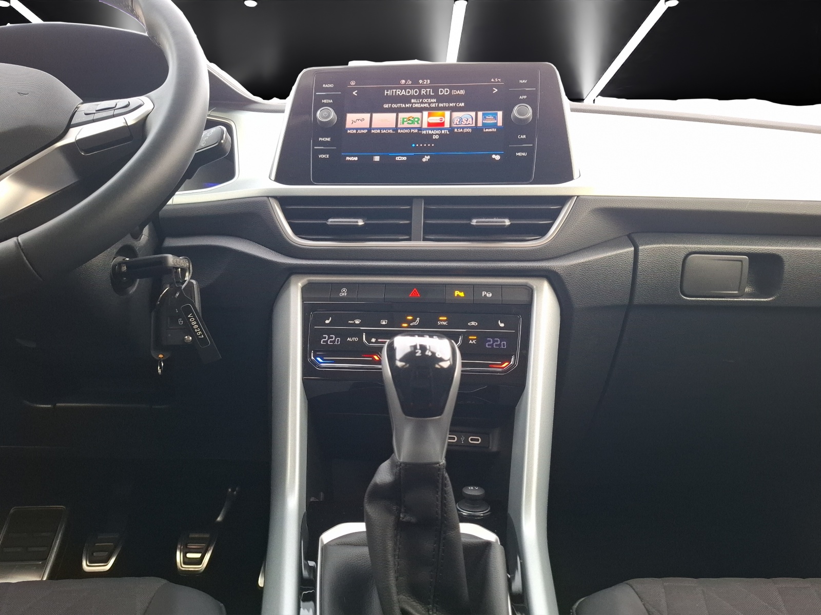 Fahrzeugabbildung Volkswagen T-Roc TSI Goal LED Navi AID ACC Park-Assist SH 17